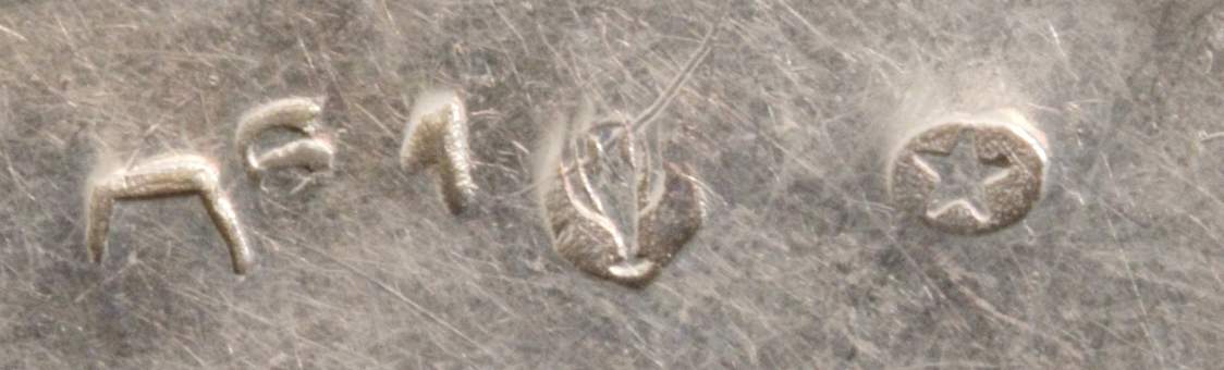 Pillendose, 1. Hälfte 20. Jh., Silber, rund, scharnierter Deckel mit plastischerKavaliersszene, - Image 2 of 2