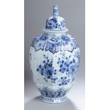 Keramik-Deckelvase, De Porceleyne Fles, Delft, 20. Jh., dezent achteckig ausgestellterStand,