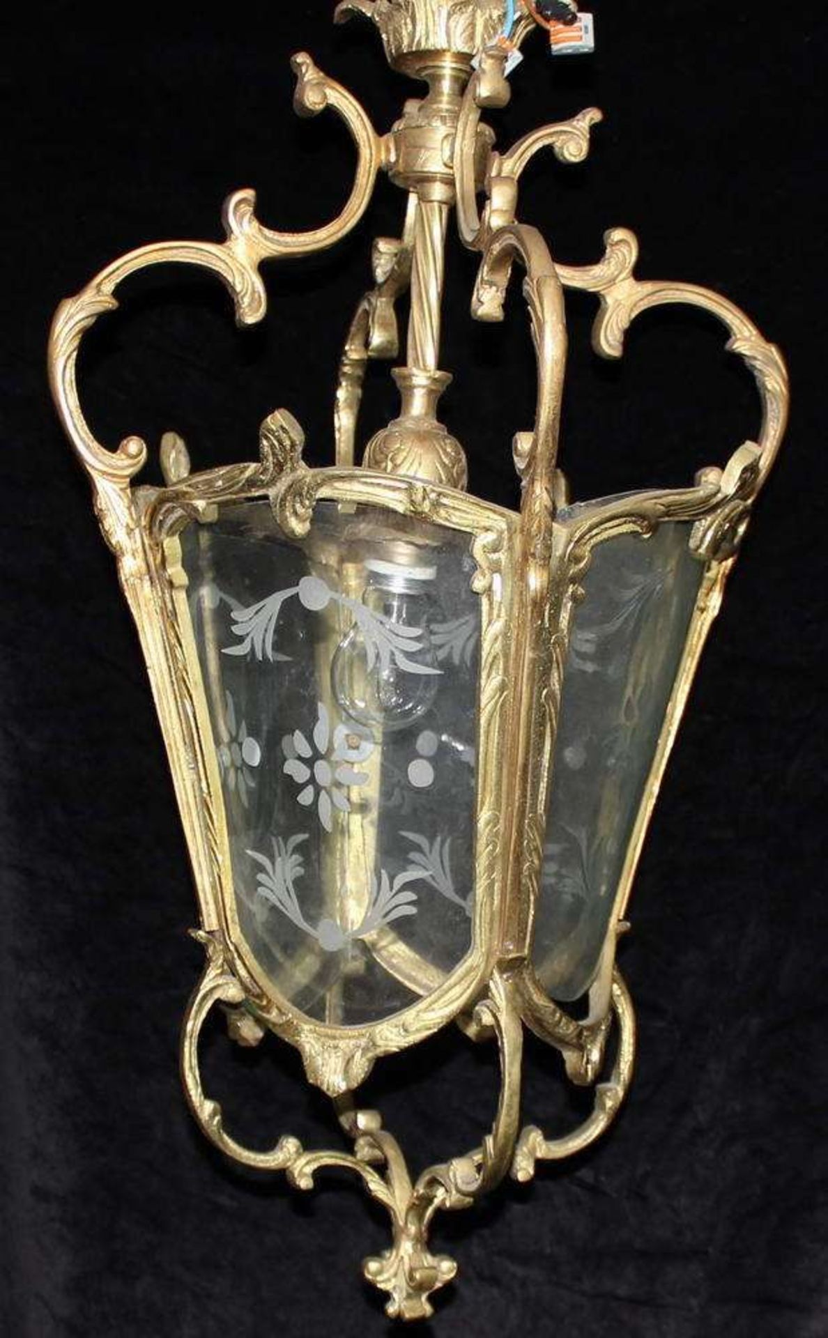 Reserve: 180 EUR        Hallenampel, Bronze goldfarbig, Louis XV-Stil, vierseitig verglast, - Image 2 of 2