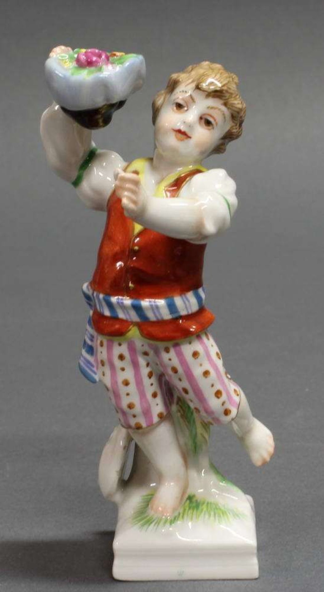 Reserve: 60 EUR        Porzellanfigur, "Monatsfigur Zwilling", KPM Berlin, Knabe mit Blüten, - Image 2 of 8