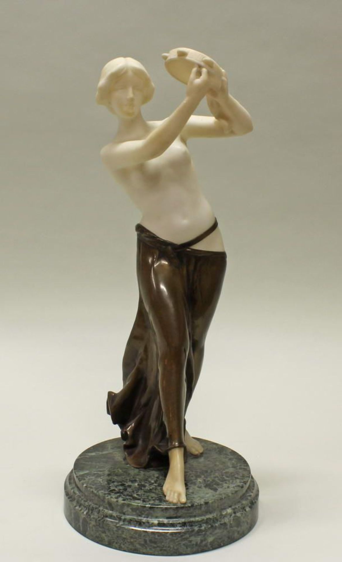 Reserve: 450 EUR        Skulptur, Alabaster und Bronze, "Tamburinspielerin", rückseitig bezeichnet - Image 2 of 6