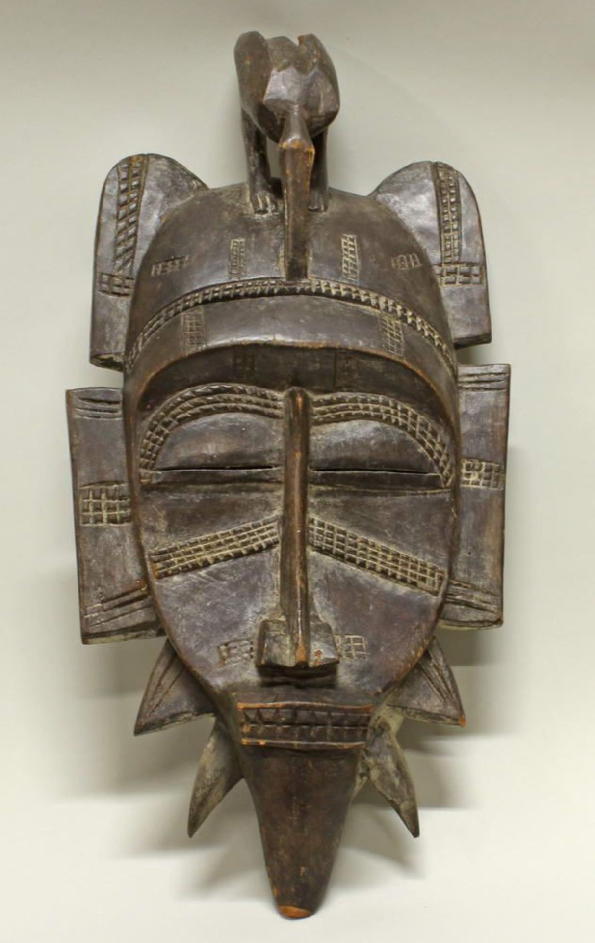 Reserve: 40 EUR        Maske, Senufo, Afrika, Holz, mit bekrönendem Vogelmotiv, 52 cm hoch,