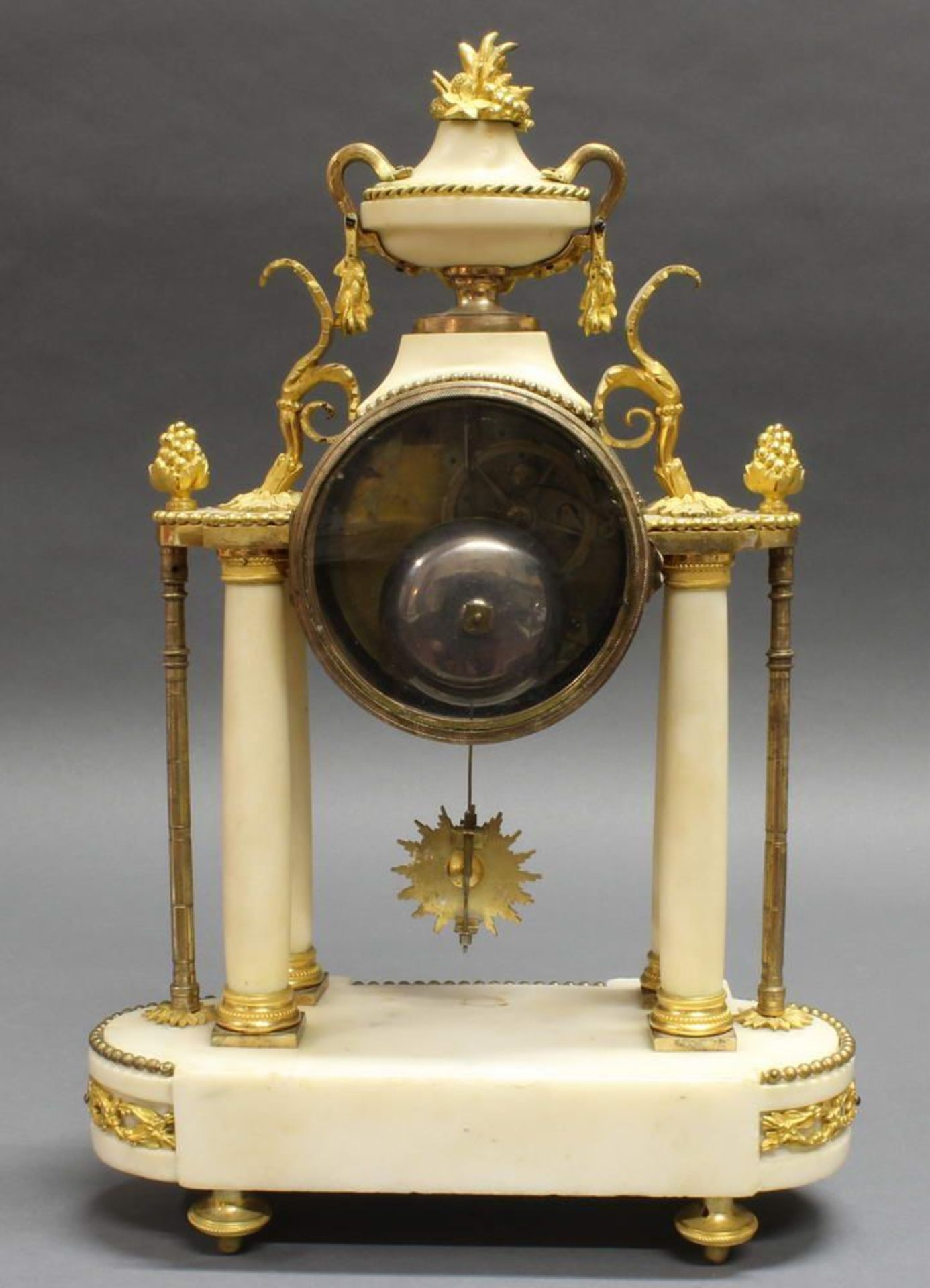 Reserve: 550 EUR        Pendule, Louis XVI, Paris, um 1780, weißer Marmor, vergoldete Bronze, weißes - Image 10 of 10