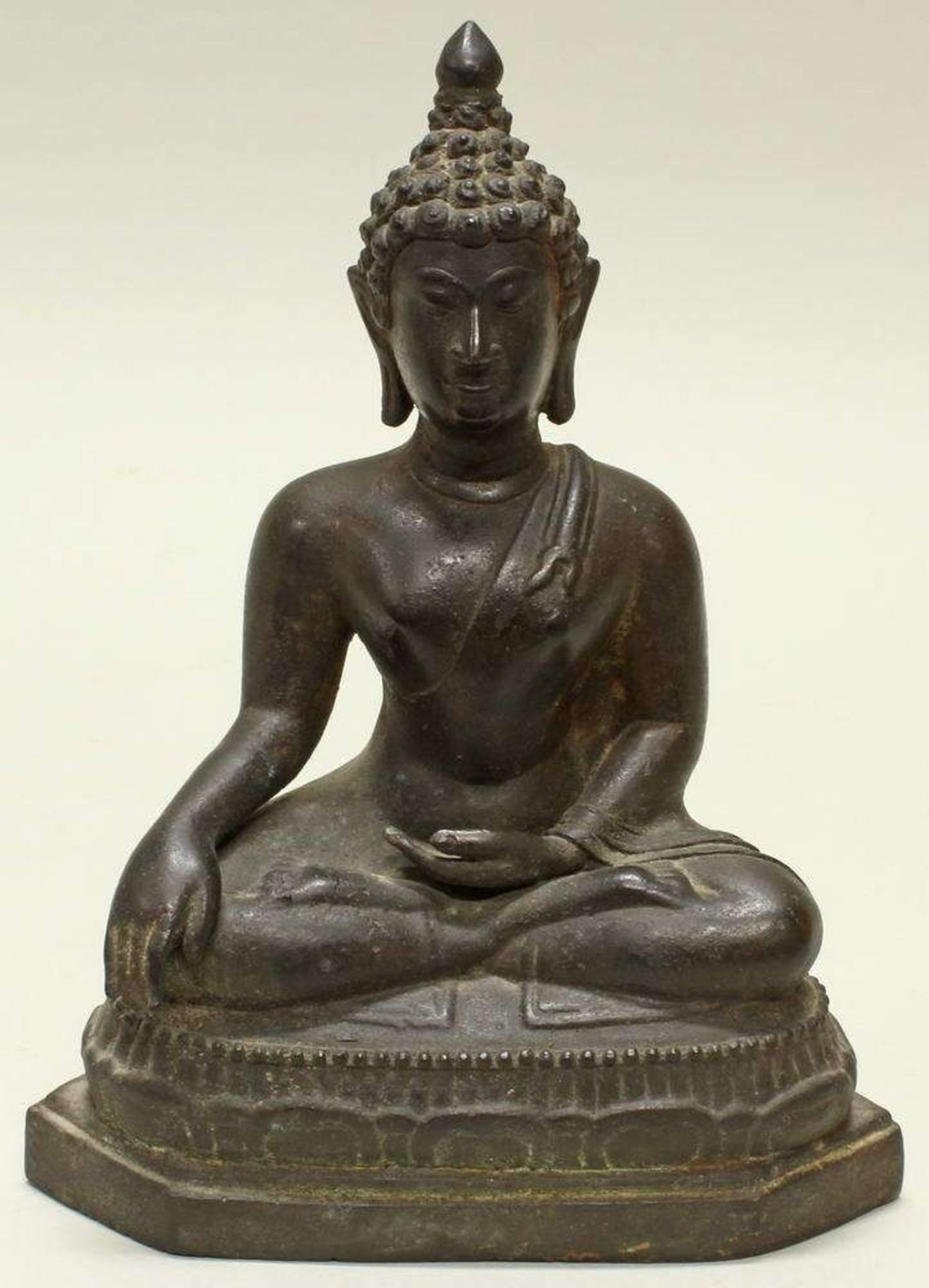 Reserve: 120 EUR        Buddha, Thailand, 20. Jh., Bronze, auf Lotossockel sitzend, 21 cm hoch