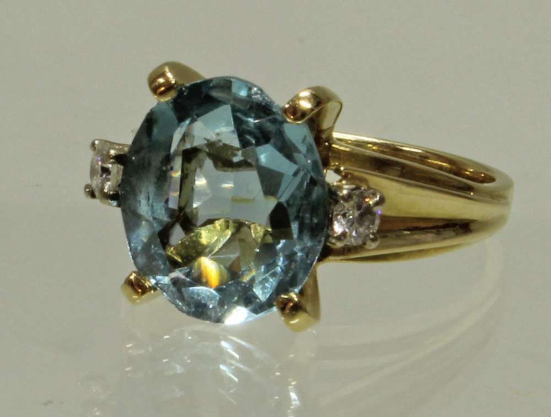 Reserve: 340 EUR        Ring, GG 585, 1 ovaler facettierter Aquamarin ca. 4.80 ct. (an der - Image 2 of 2