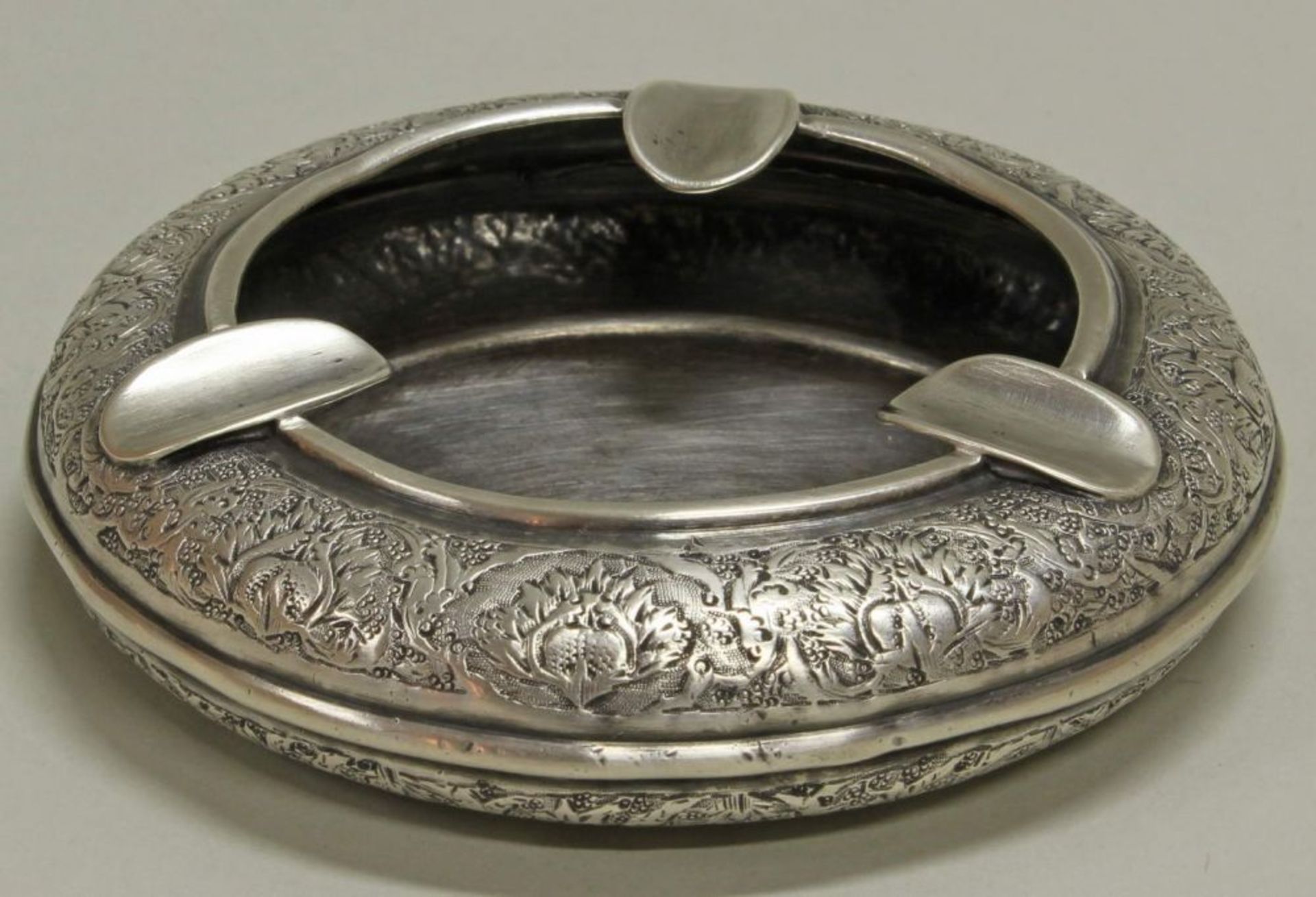 Reserve: 60 EUR        Aschenbecher, Silber 840, Persien, ornamentaler Dekor, ø 9.5 cm, ca. 120 g,