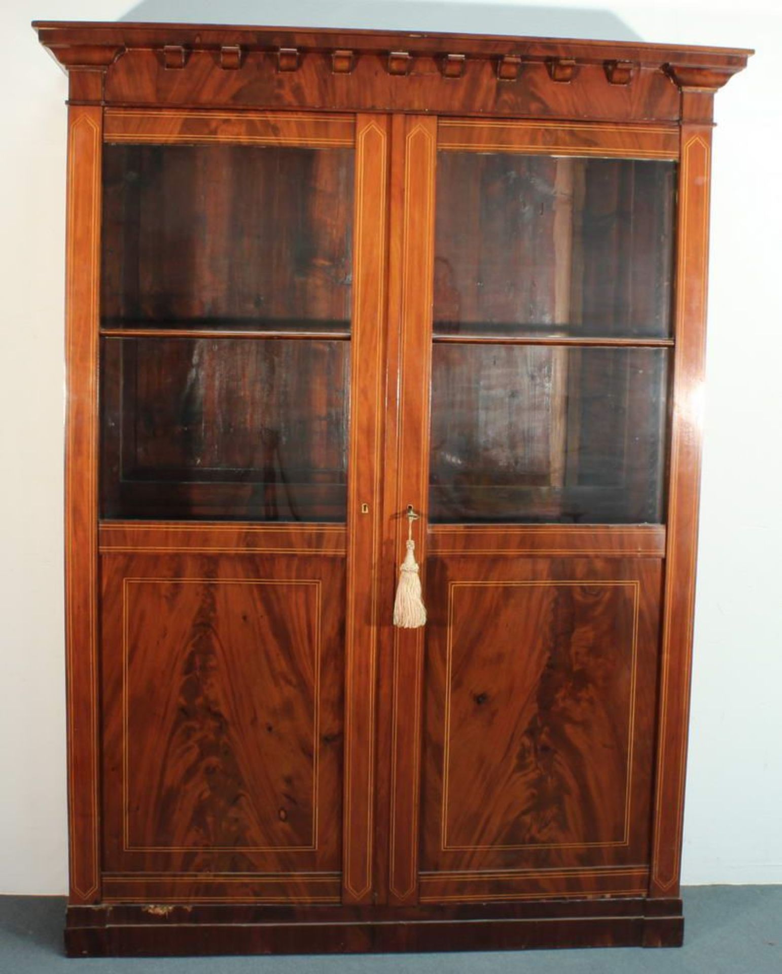 Reserve: 700 EUR        Vitrinenschrank, 19. Jh., Mahagoni mit Fadeneinlagen, zweitürig, je zur - Image 2 of 2