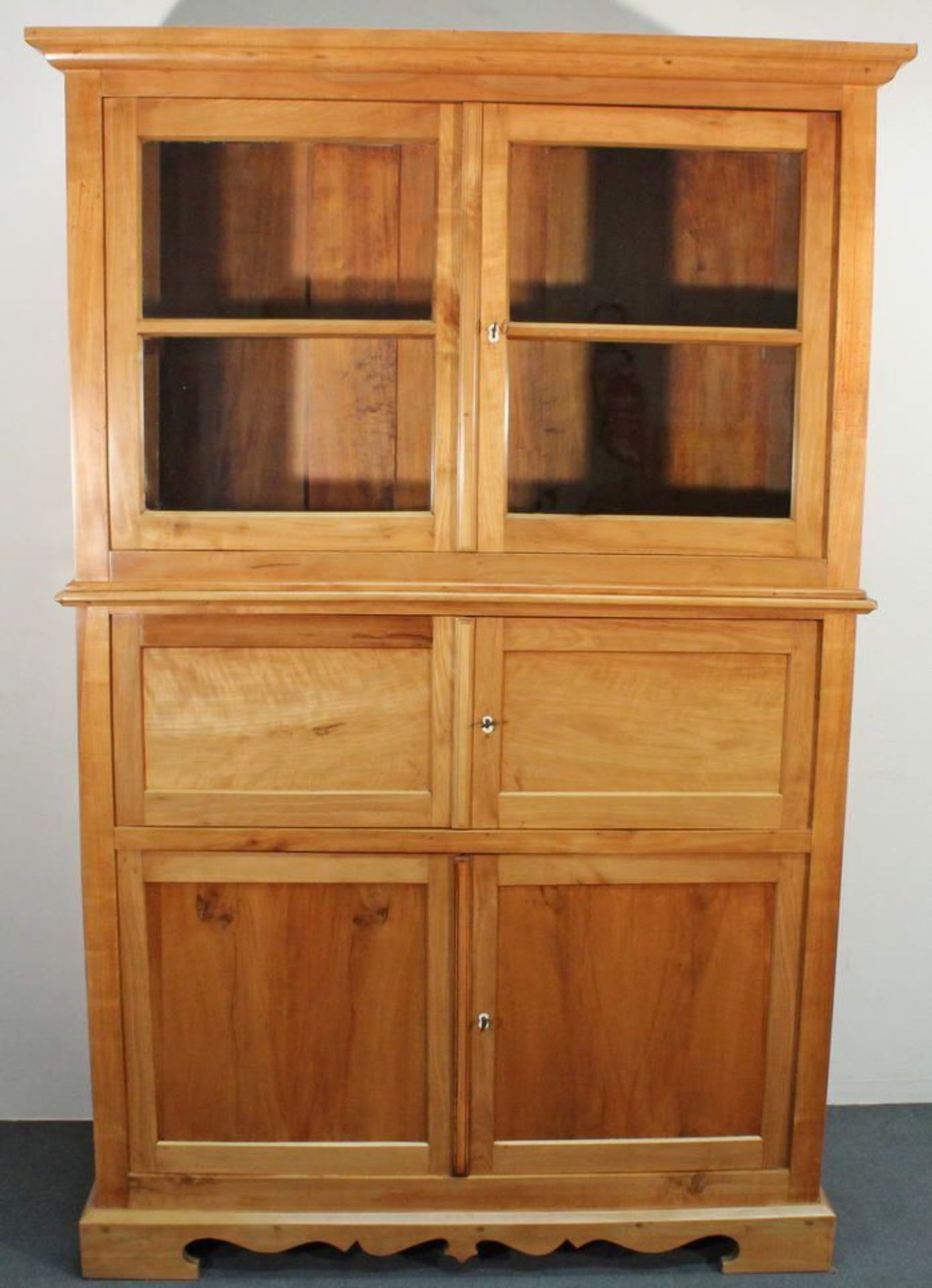 Reserve: 1200 EUR        Vitrinenschrank, Biedermeier, um 1840, Kirschbaum, unten zwei Türen,