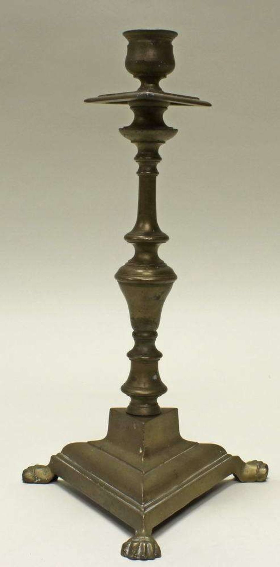 Reserve: 60 EUR        Tischleuchter, Bronze, Balusterschaft, Dreifuß, 32.5 cm hoch - Image 2 of 2