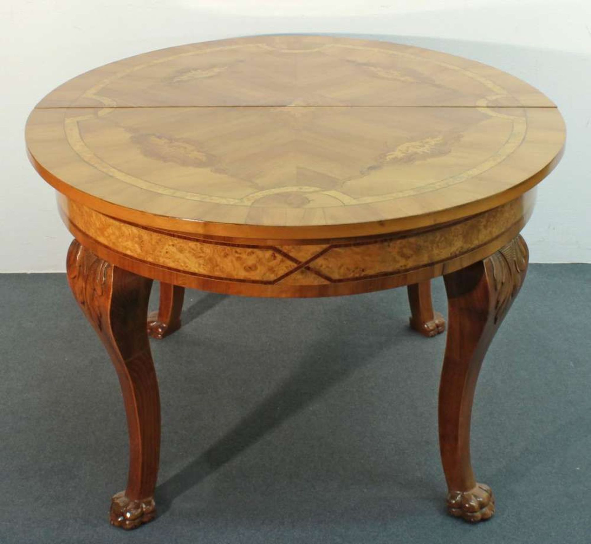 Reserve: 200 EUR        Ausziehtisch, oval, 1. Hälfte 20. Jh., Platte und Zarge intarsiert, 78 x 115 - Image 2 of 2