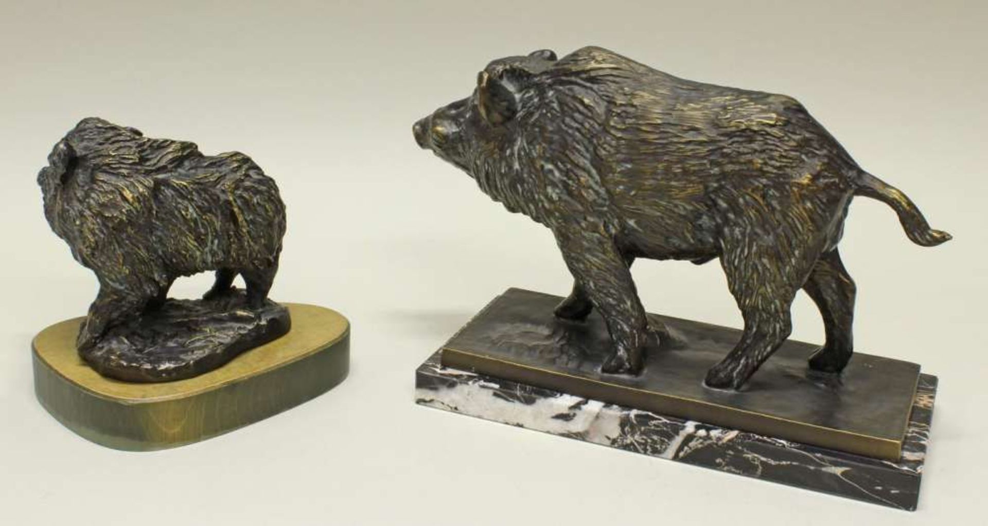 Reserve: 80 EUR        2 Metallfiguren, "Wildschweine", bronziert, auf Holz- bzw. Marmorsockel, 1x - Image 4 of 4