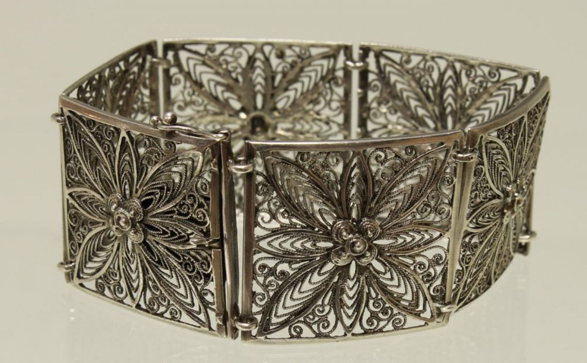 Reserve: 60 EUR        Armband, Silber 835, 6 Quadrate mit filigraner Blütenzier, 18 cm lang