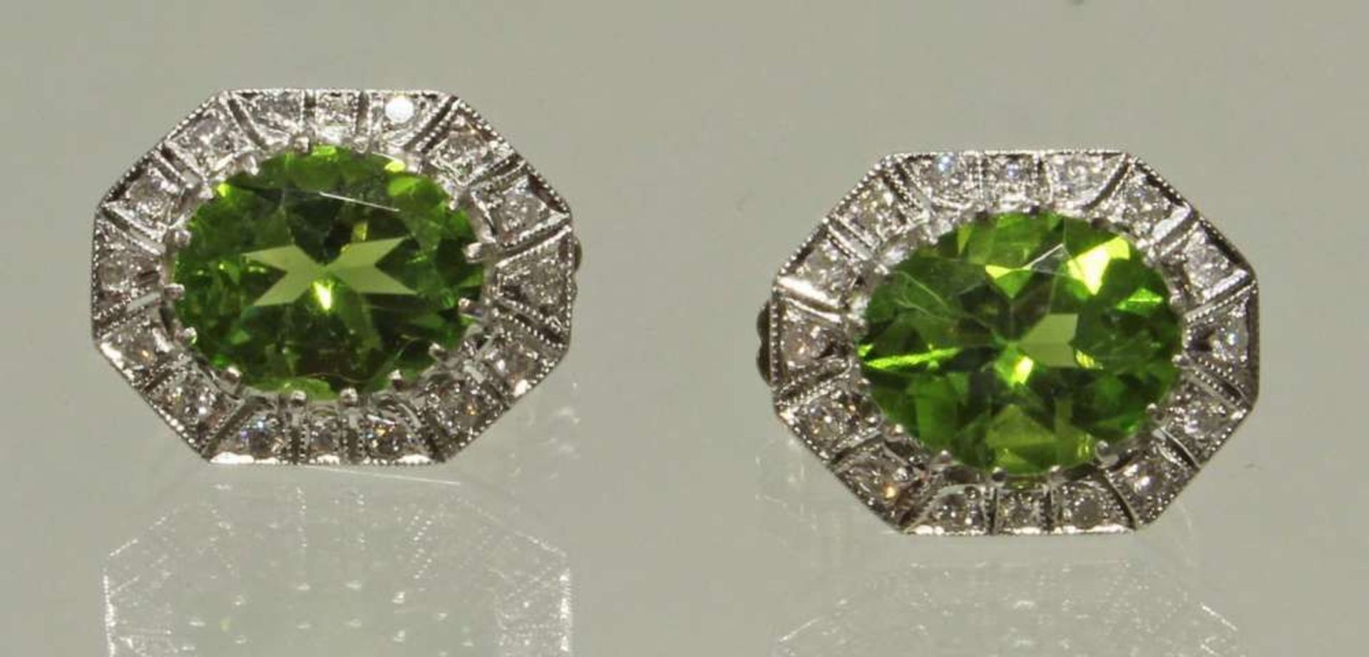 Reserve: 1500 EUR        Paar Ohrgehänge, WG 590, 2 ovale facettierte Peridots, Brillant-Besatz,