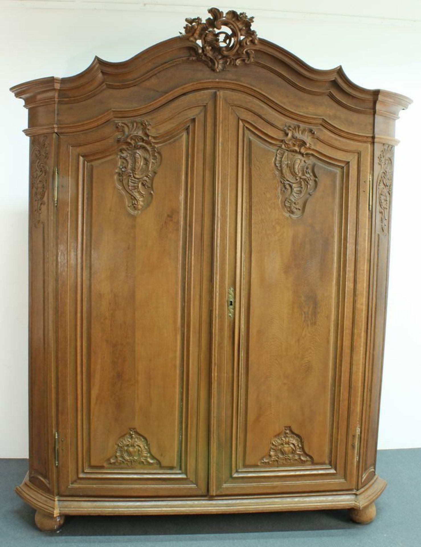 Reserve: 1500 EUR        Dielenschrank, Aachen, um 1760/80, Eiche, bekrönend vollplastisch - Image 2 of 2