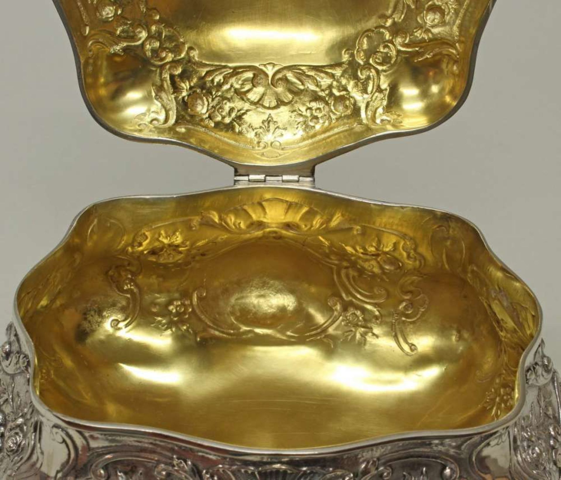 Reserve: 300 EUR        Gebäckdose, Silber 800, deutsch, Rokokoform, innen vergoldet, 14 x 19.5 x - Image 4 of 4