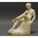 Reserve: 120 EUR        Skulptur, Alabaster, "Sandalenbinderin", 31 cm hoch, Zeh bestoßen, Fuß mit