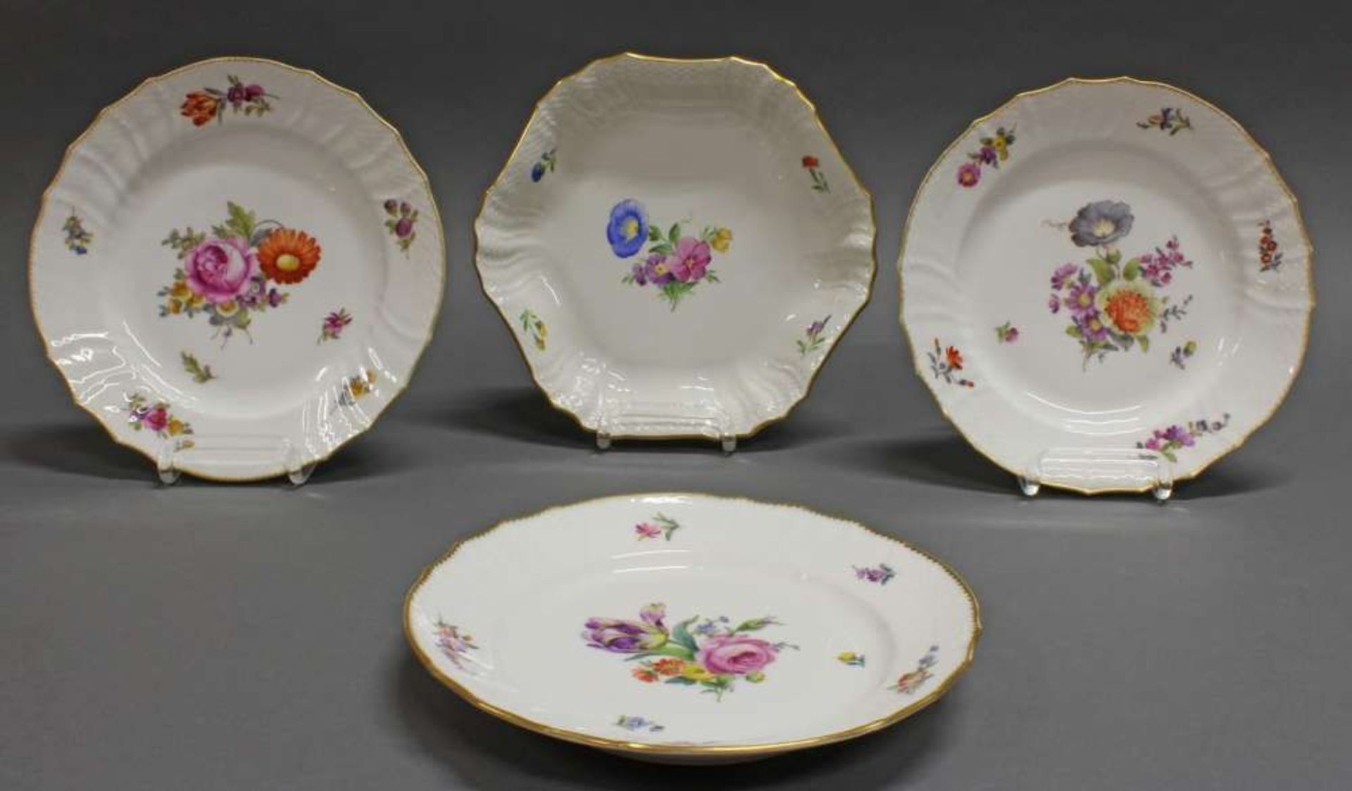 Reserve: 80 EUR        3 Teller, Schale, Royal Kopenhagen, Dekor sächsische Blume, Goldrand, ø 22 cm - Image 2 of 2