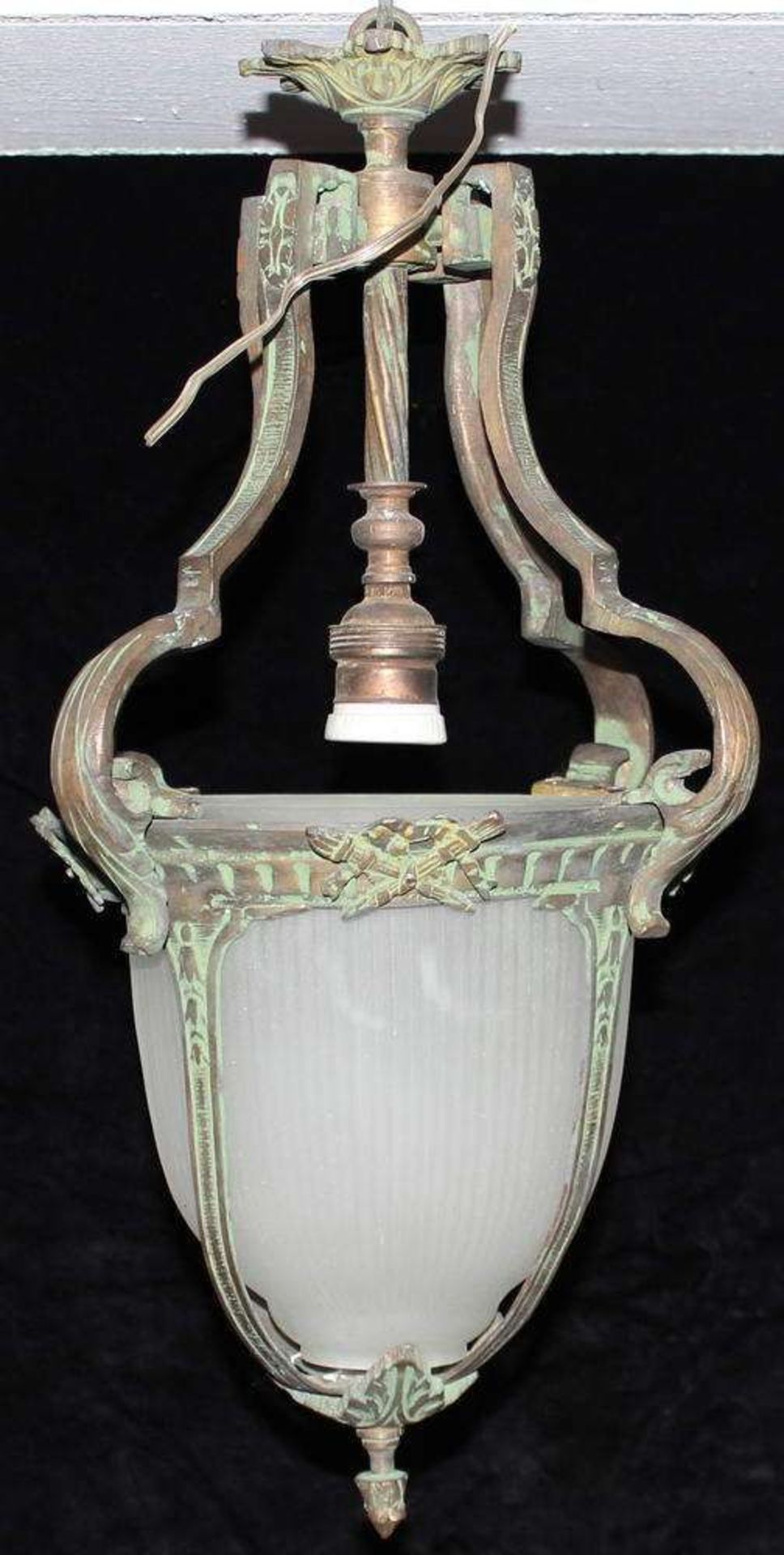 Reserve: 150 EUR        Deckenlampe, Bronze, grünlich patiniert, geriffelte Milchglasglocke,