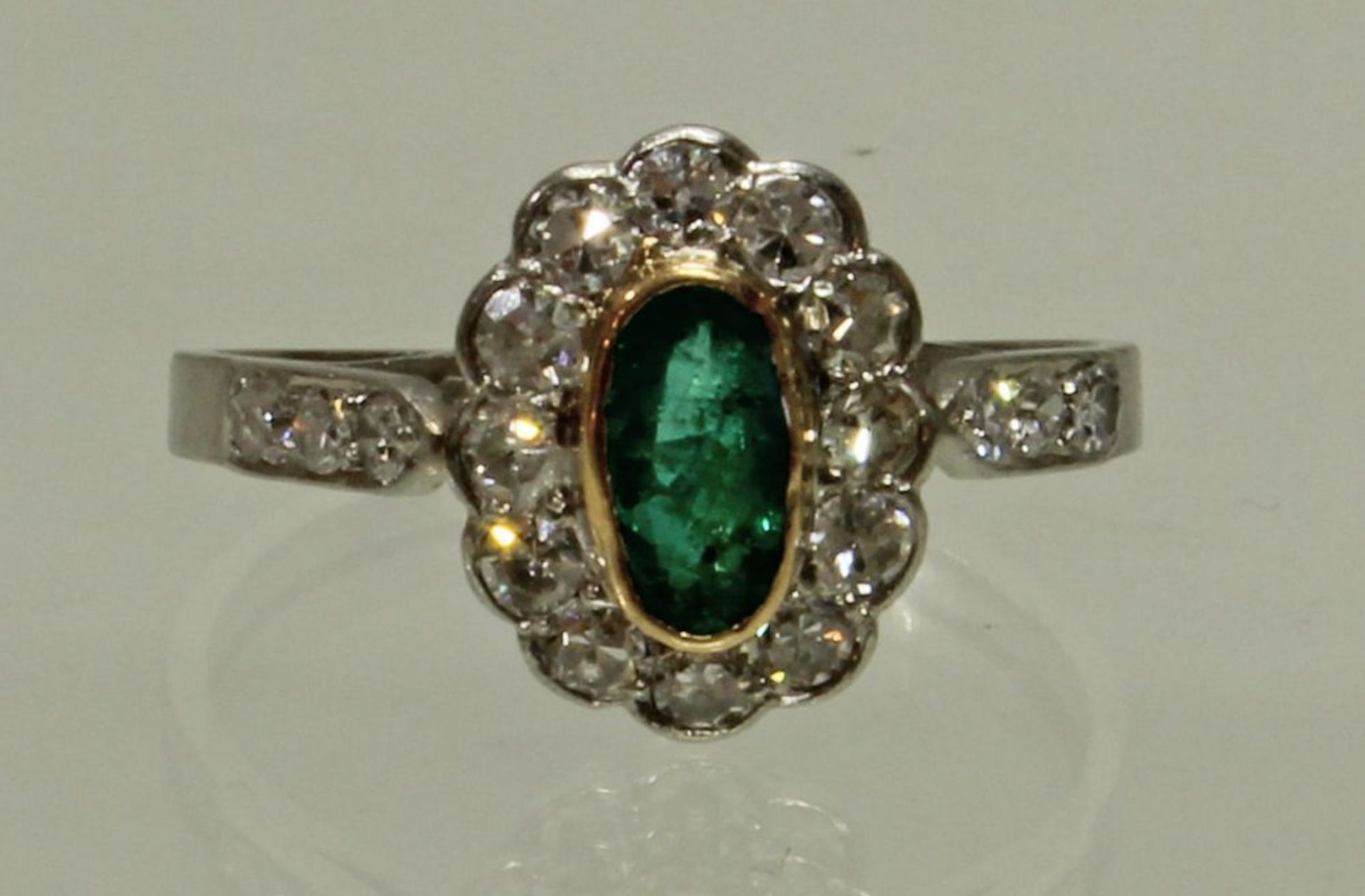 Reserve: 600 EUR        Ring, Platin, 1 ovaler facettierter Smaragd ca. 0.40 ct., 18 Achtkant- - Image 2 of 2