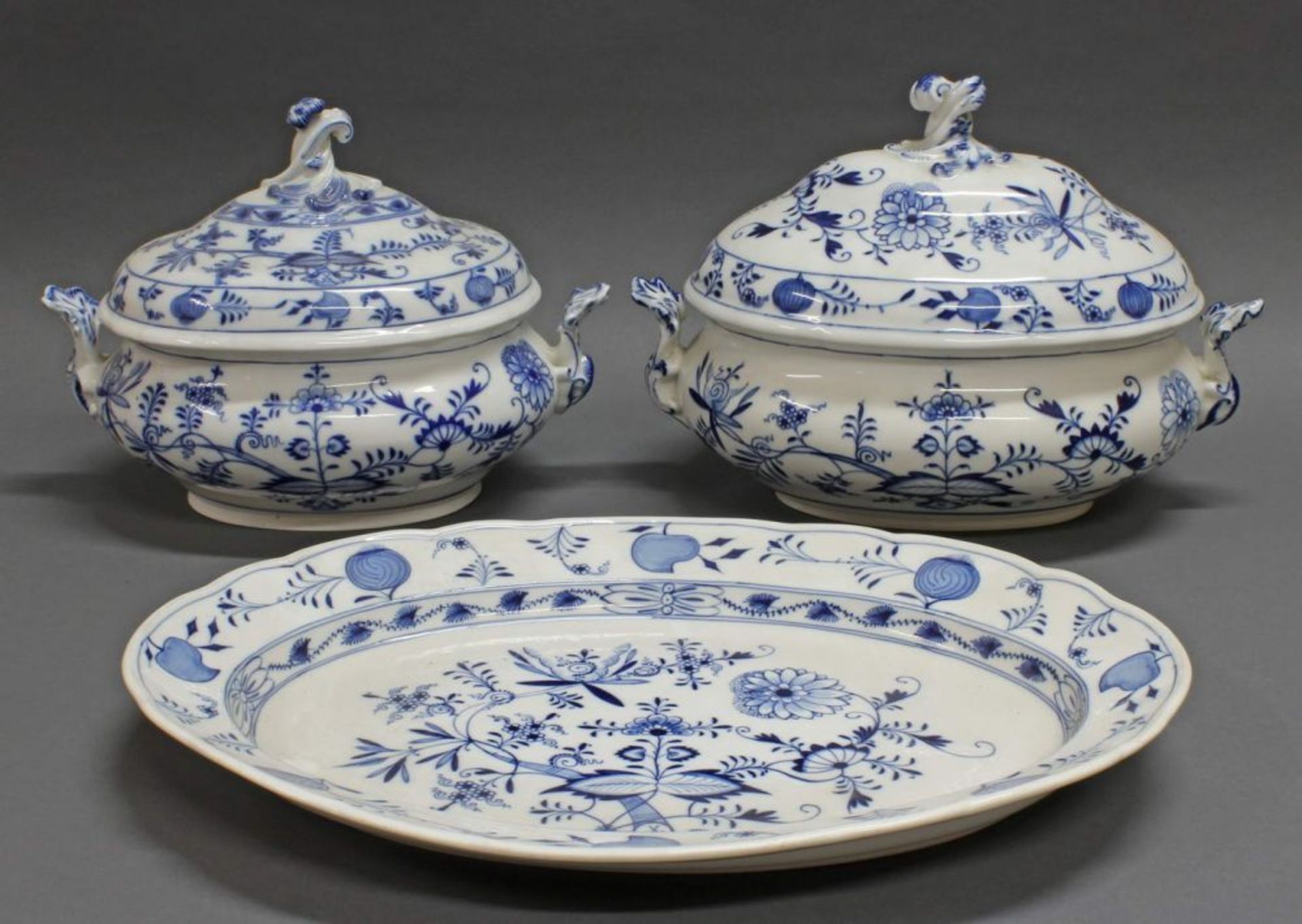 Reserve: 400 EUR        2 Deckelterrinen, Vorlegeplatte, Meissen, Schwertermarke, 1850-1934, 1. - Image 2 of 4