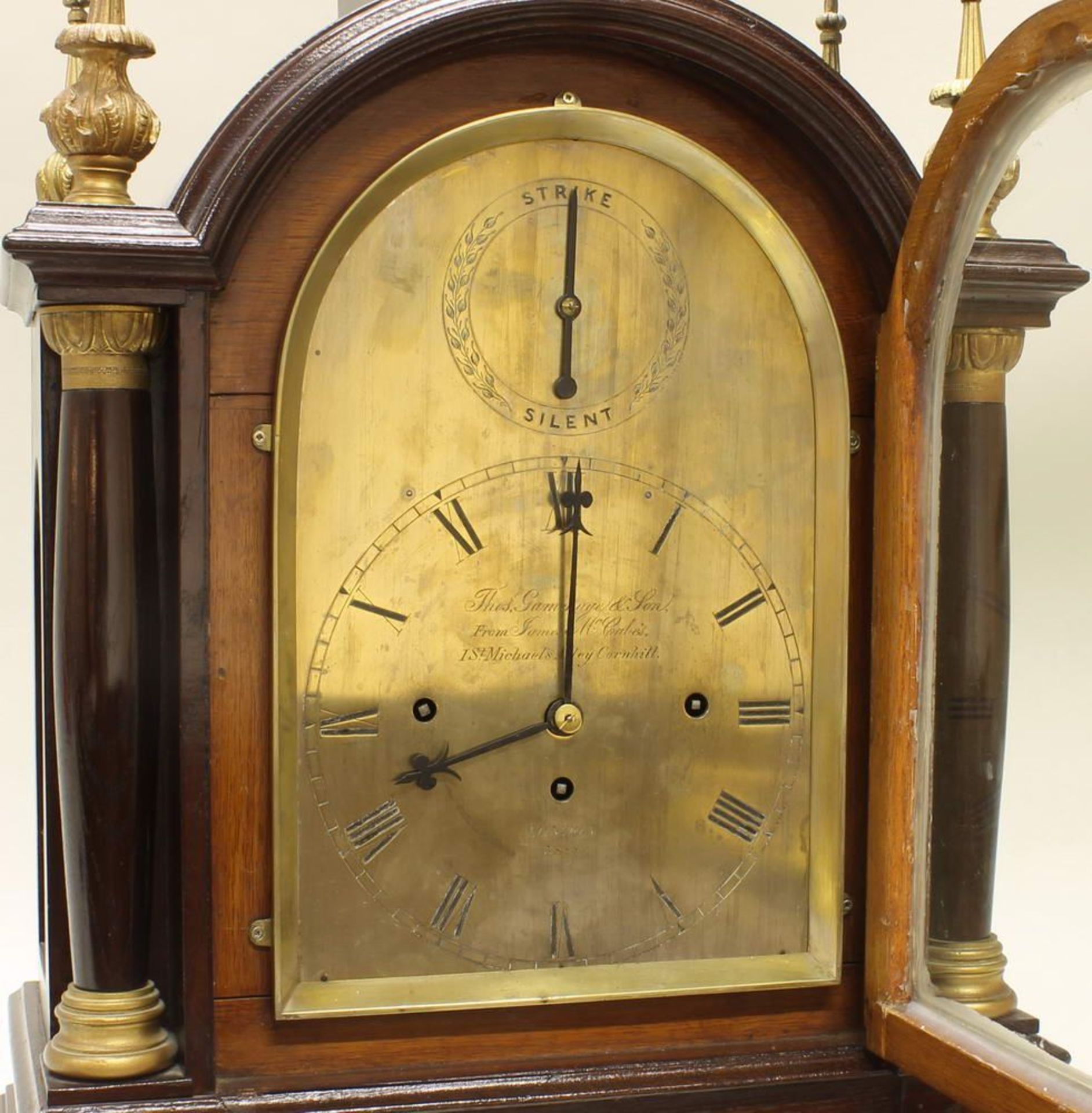 Reserve: 1200 EUR        Bracket Clock, England, 19. Jh., Eichengehäuse, flankierende Säulen und - Image 4 of 12