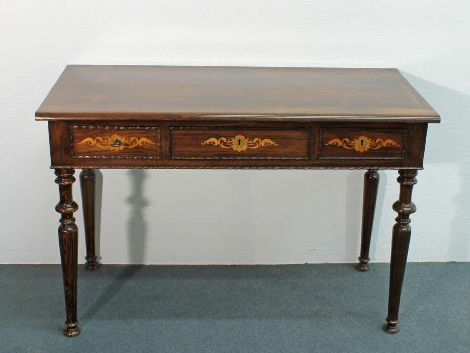 Reserve: 160 EUR        Kleiner Schreibtisch, um 1900, Palisander, drei Schübe mit Einlegearbeit, 66