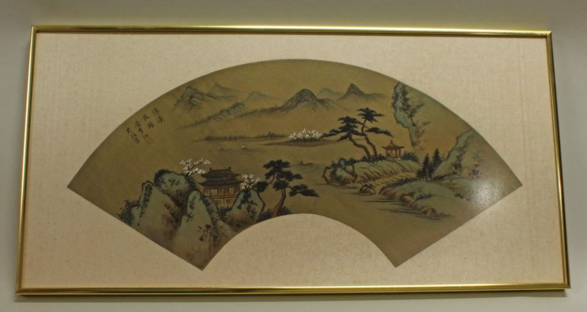 Reserve: 60 EUR        Fächerbild, "Landschaft", China, 20. Jh., Farbe auf Seide, 51 x 24 cm, - Image 2 of 4