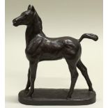 Reserve: 550 EUR        Bronze, "Fohlen", auf der Plinthe bezeichnet Albert Hinrich Hussmann, 21.5