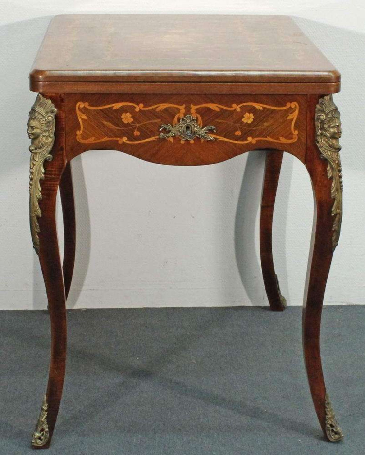 Reserve: 560 EUR        Spieltisch, Louis XV-Stil, um 1900, verschiedene Hölzer, intarsiert mit - Image 2 of 6