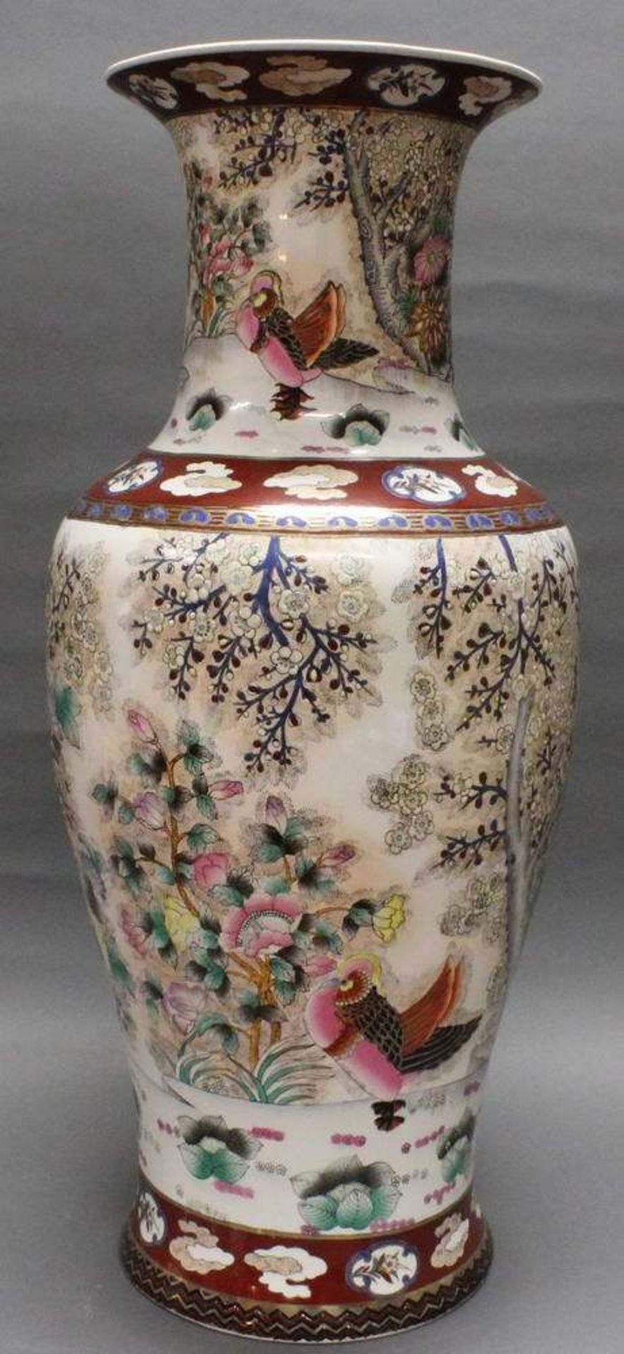 Reserve: 100 EUR        Große Bodenvase, China, 20. Jh. Porzellan, Balusterform, farbiger Emaildekor