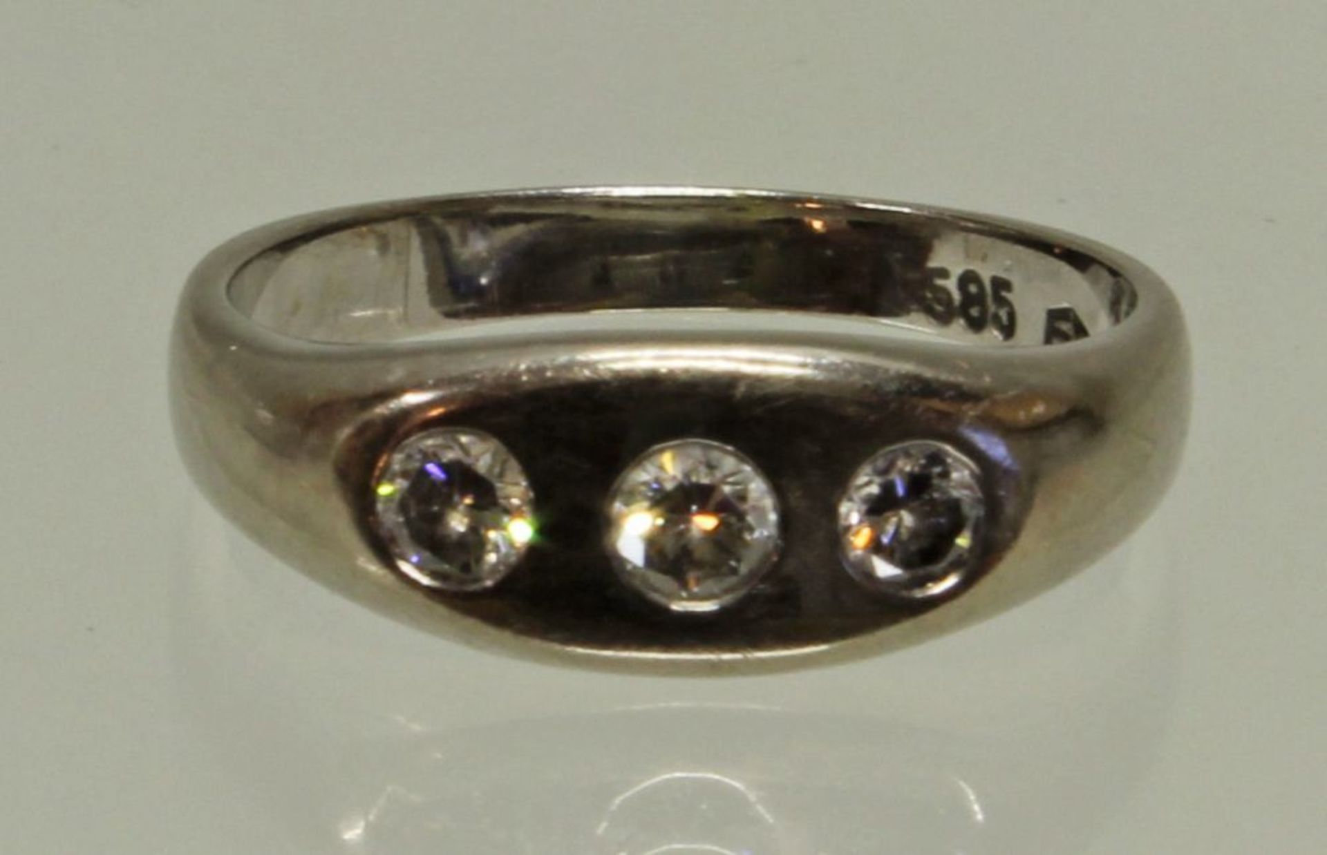 Reserve: 150 EUR        Ring, WG 585, 3 kleine Brillanten, 3 g, RM 16