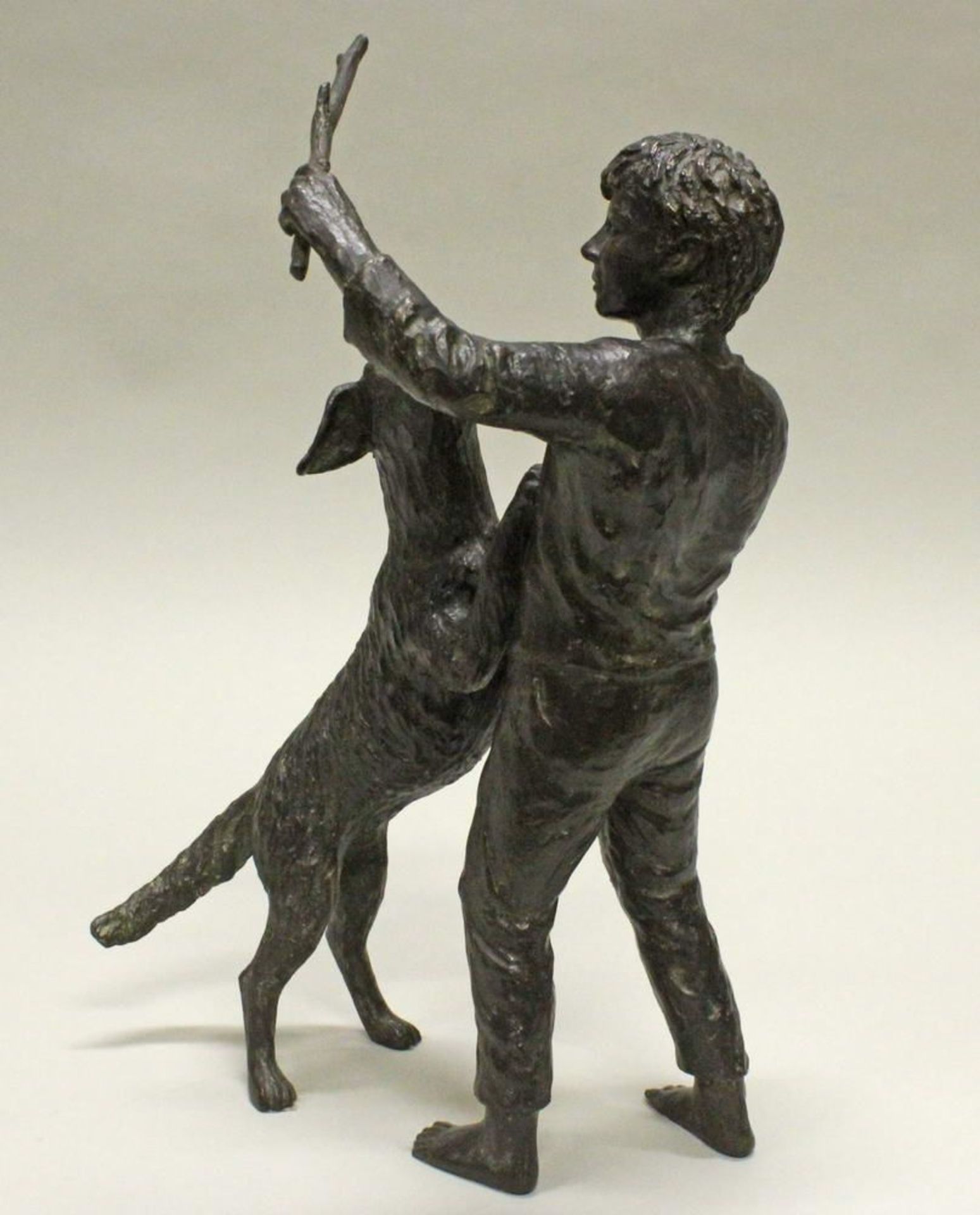 Reserve: 400 EUR        Bronze, "Junge mit Hund", auf der Bauchunterseite des Hundes bezeichnet - Image 6 of 6