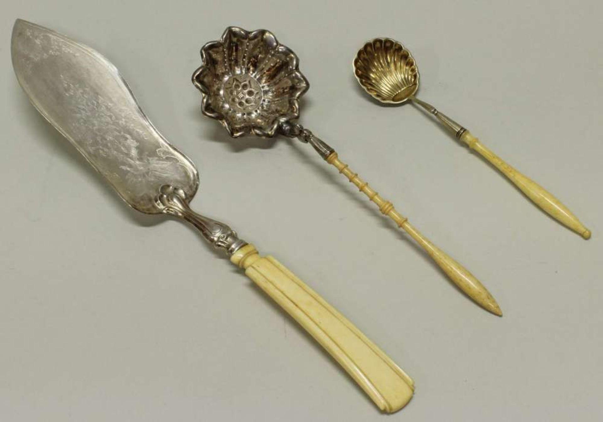 Reserve: 150 EUR        Pastetenheber, 2 Streulöffel, Silber 13-lötig, 19. Jh., Beingriffe, 16 cm - Image 2 of 2