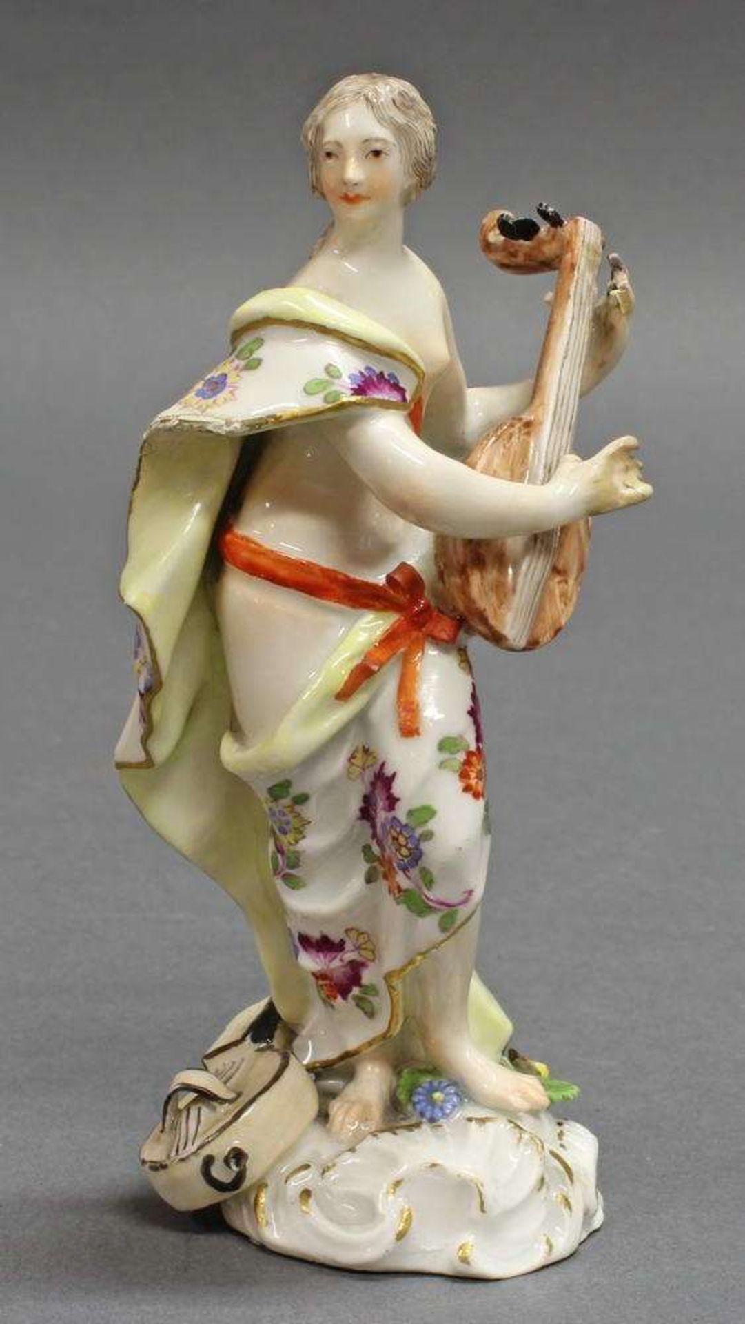 Reserve: 500 EUR        Porzellanfigur, "Die Muse Erato", Meissen, Schwertermarke, um 1760,