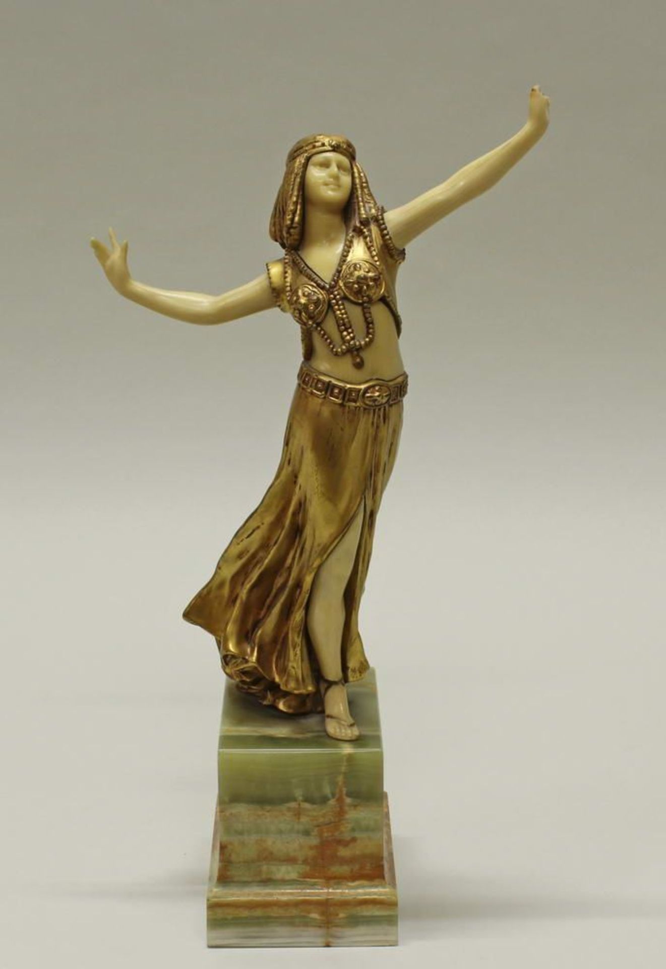 Reserve: 280 EUR        Figur, Elfenbein und Bronze, "Orientalische Tänzerin", 25.5 cm hoch, auf
