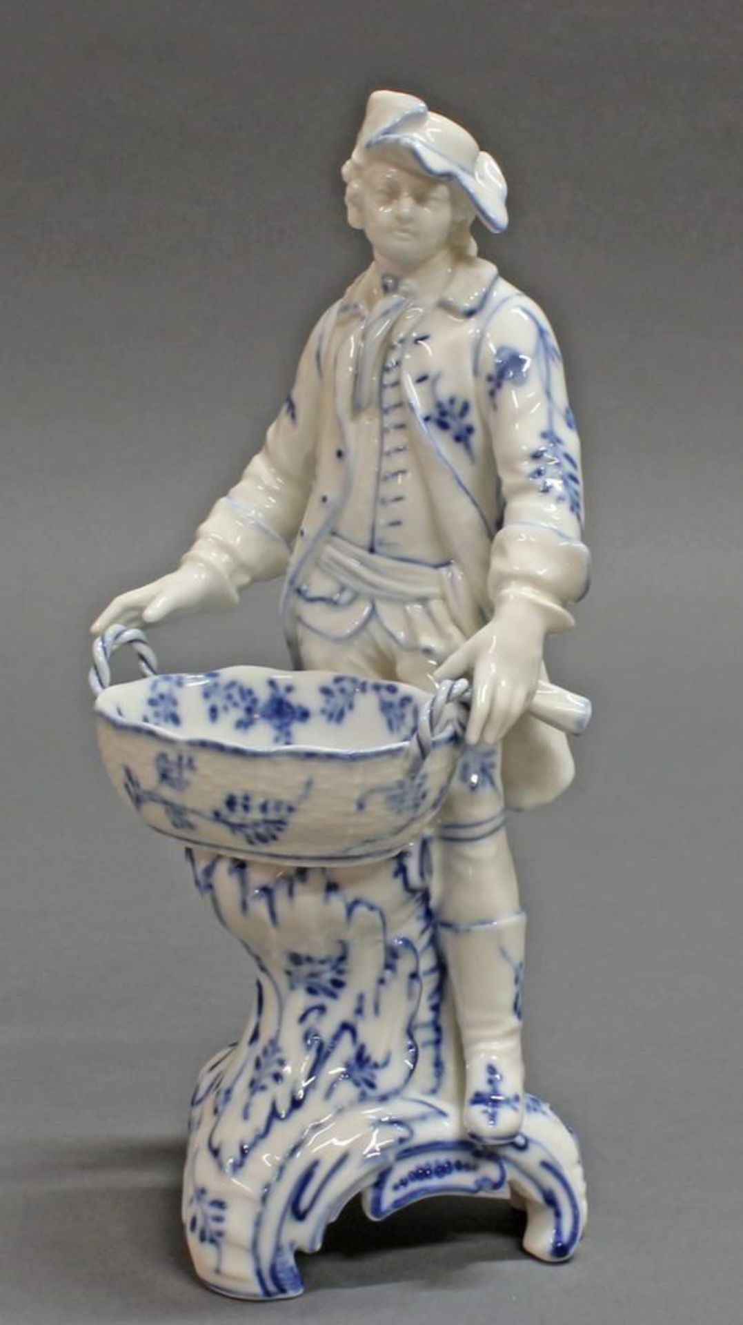 Reserve: 100 EUR        Porzellanfigur, "Winter", KPM Berlin, Blaudekor, Modellentwurf von Friedrich