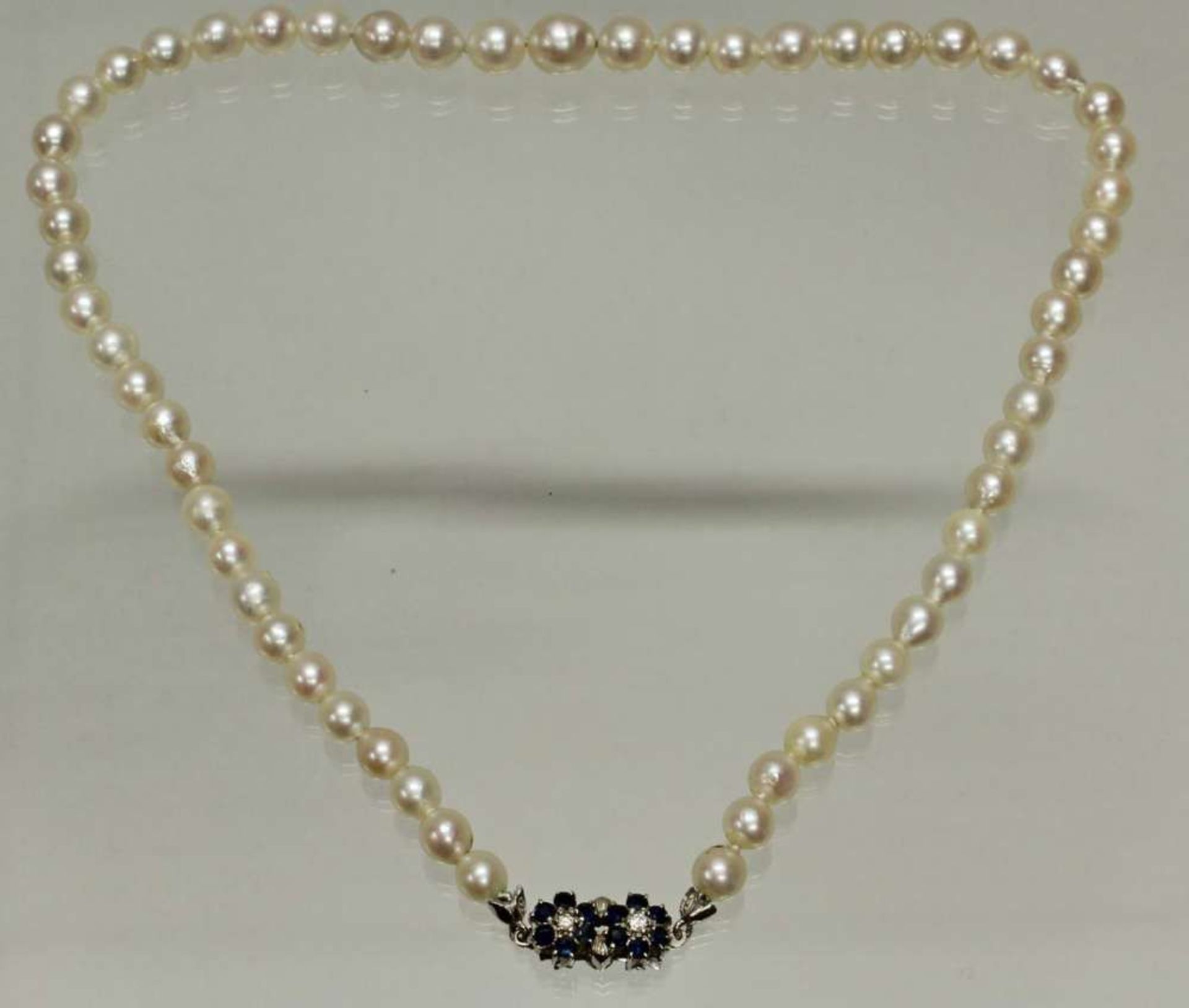 Reserve: 140 EUR        Perlenkette, 57 Akoya-Zuchtperlen, verlaufend, ø ca. 5.5 mm bis 8.5 mm,