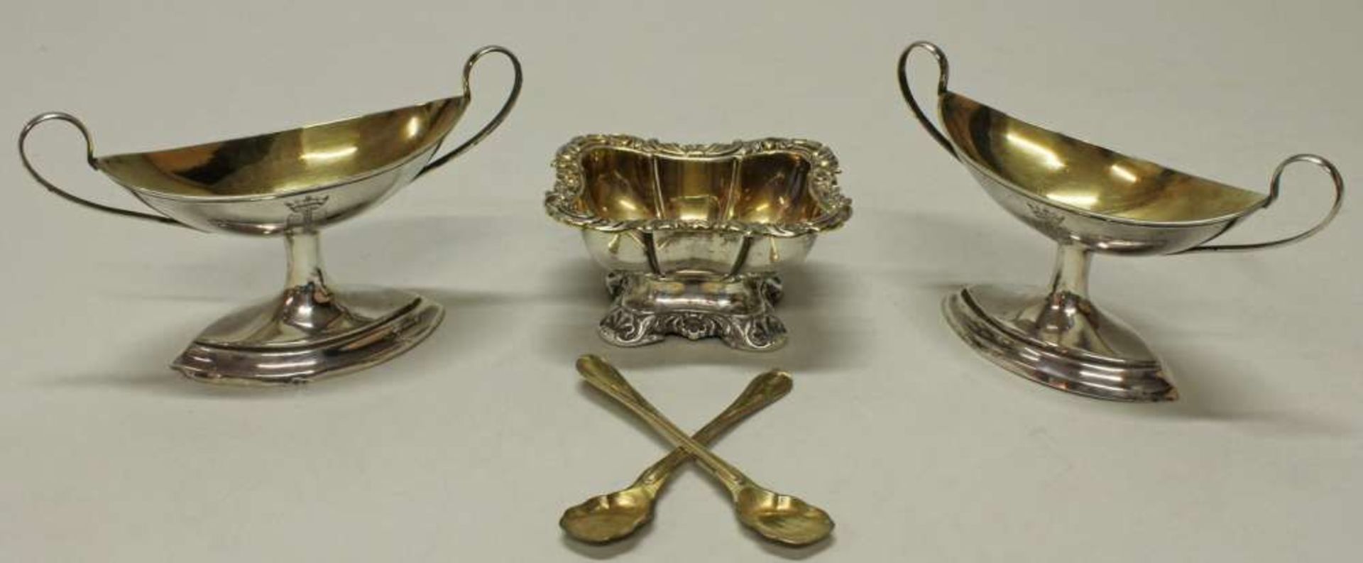 Reserve: 80 EUR        Paar Salièren und 2 Löffelchen, Silber, ungemarkt, innen vergoldet,