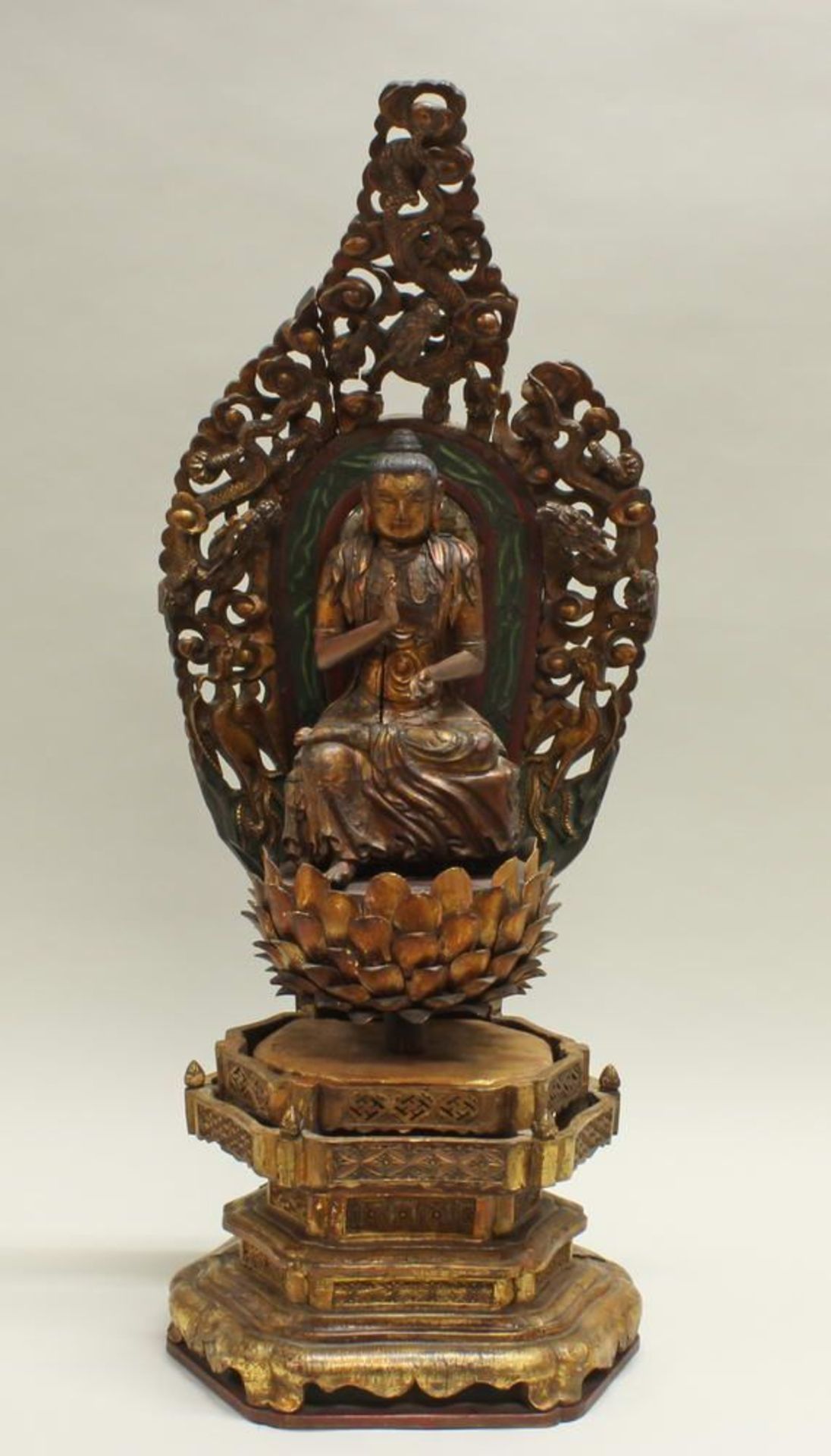 Reserve: 600 EUR        Bodhisattva, China, 18. Jh., Holz, geschnitzt, gelackt, vergoldet, Figur
