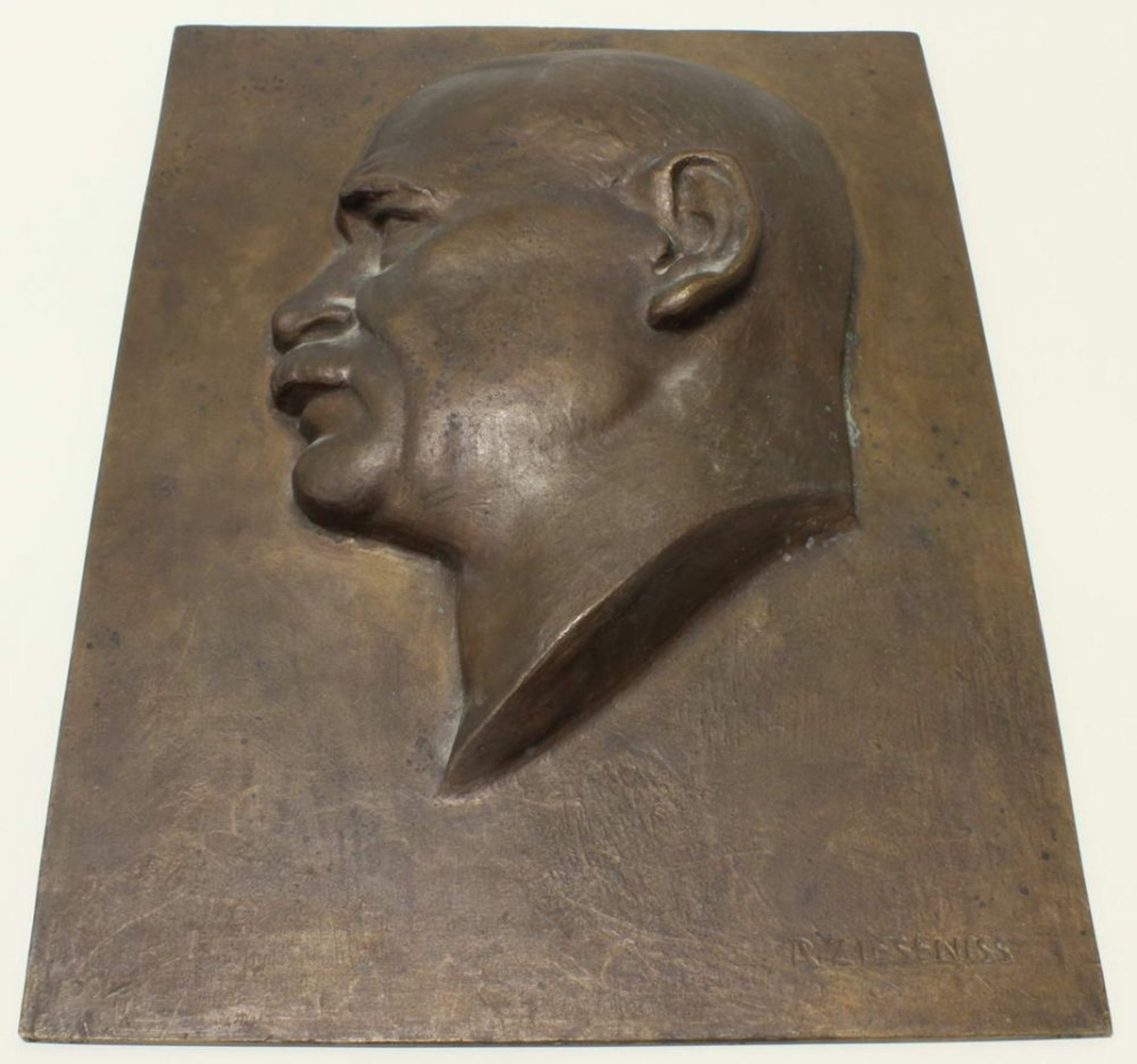 Reserve: 280 EUR        Bronzerelief, "Porträt eines Mannes im Profil", bezeichnet unten rechts R. - Image 2 of 4