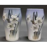 Reserve: 80 EUR        Paar Vasen, Royal Kopenhagen, 2. Wahl, polychromer Blütendekor, 20.5 cm hoch