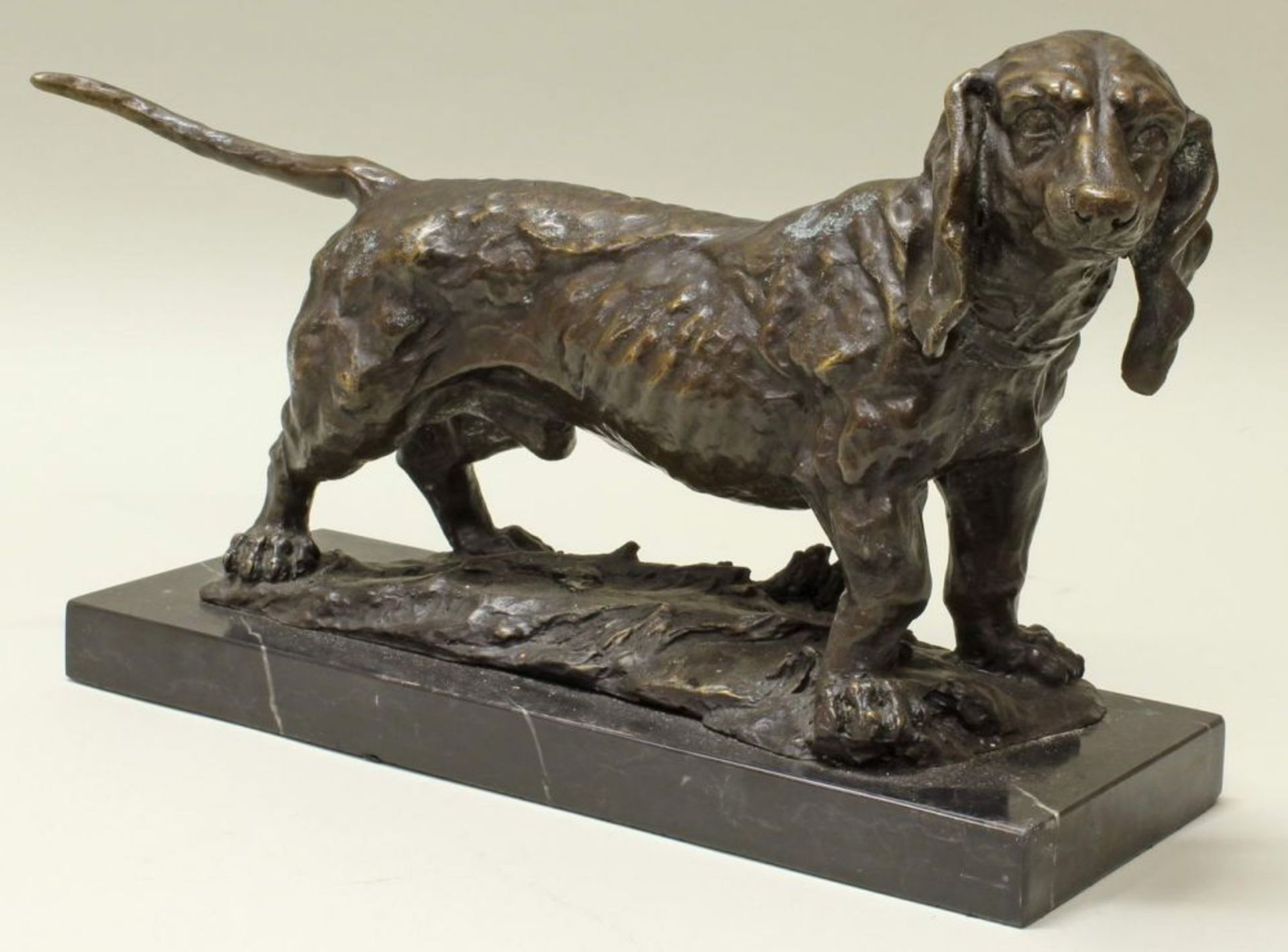 Reserve: 250 EUR        Bronze, "Dackel", neuzeitlicher Guss, auf schwarzem Marmorsockel, 22 cm bzw. - Image 2 of 4