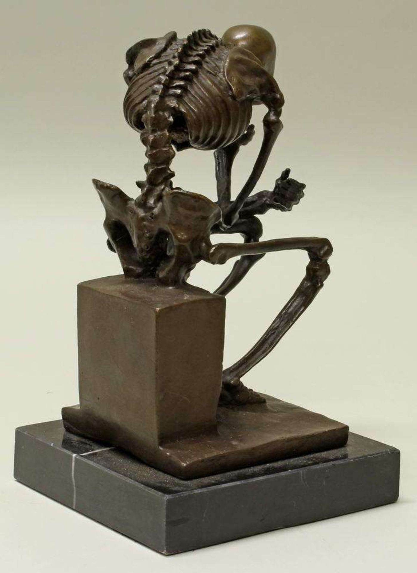 Reserve: 150 EUR        Bronze, "Der Denker als Skelett", neuzeitlicher Guss, auf schwarzem - Image 4 of 4