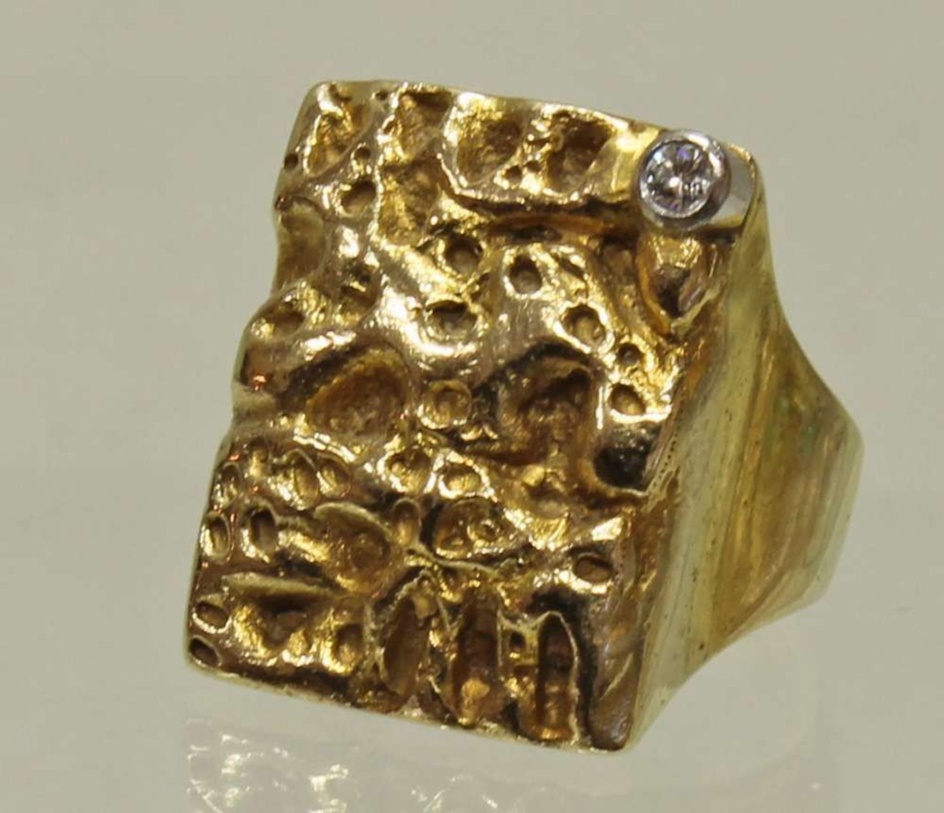 Reserve: 160 EUR        Ring, GG 333, geriefte Oberfläche, 1 kleiner Besatz-Diamant, 15 g, RM 18