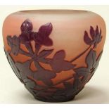 Reserve: 120 EUR        Vase, Emile Gallé, um 1920, Glas, Überfangdekor mit violetten Blüten und