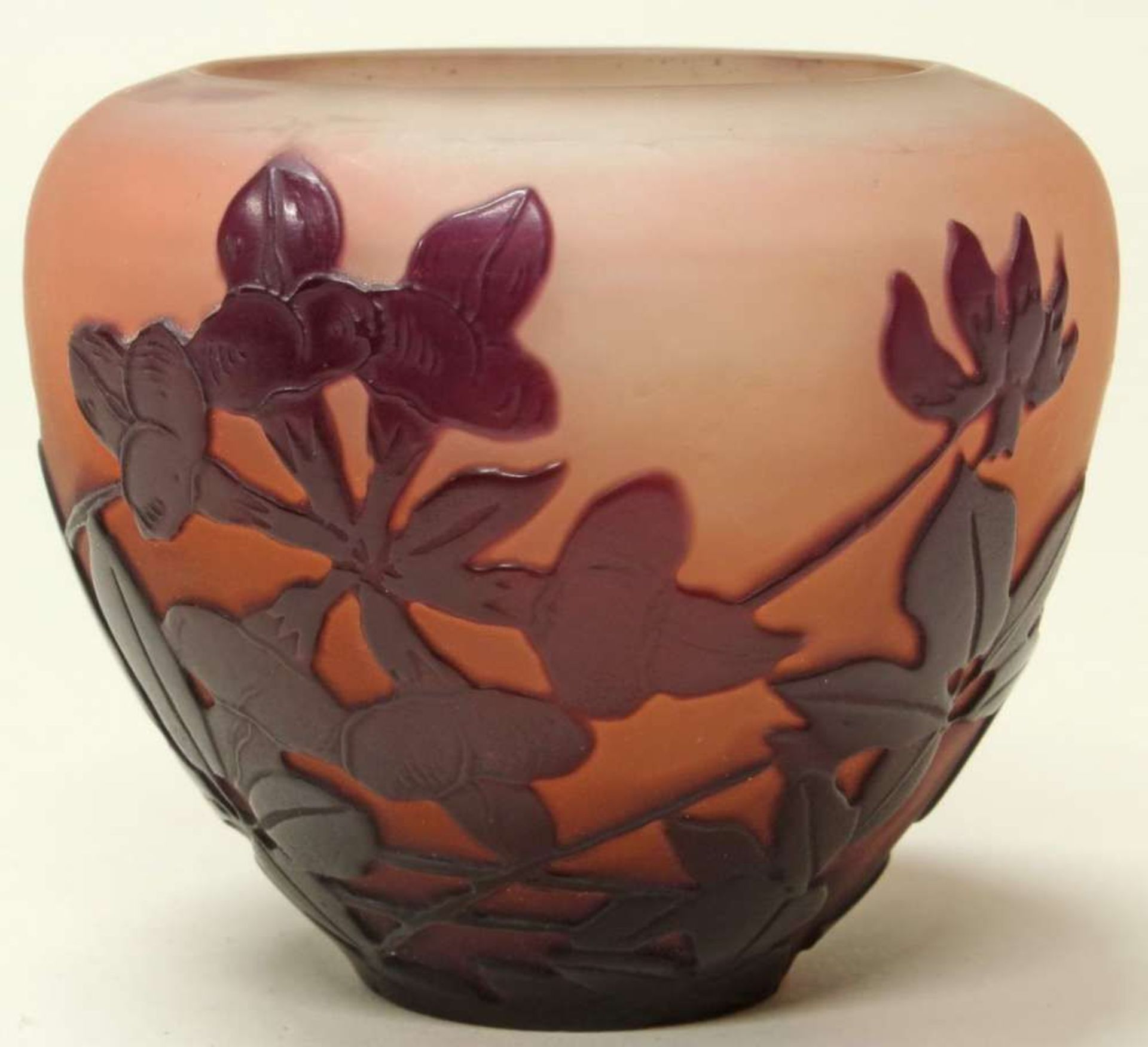 Reserve: 120 EUR        Vase, Emile Gallé, um 1920, Glas, Überfangdekor mit violetten Blüten und
