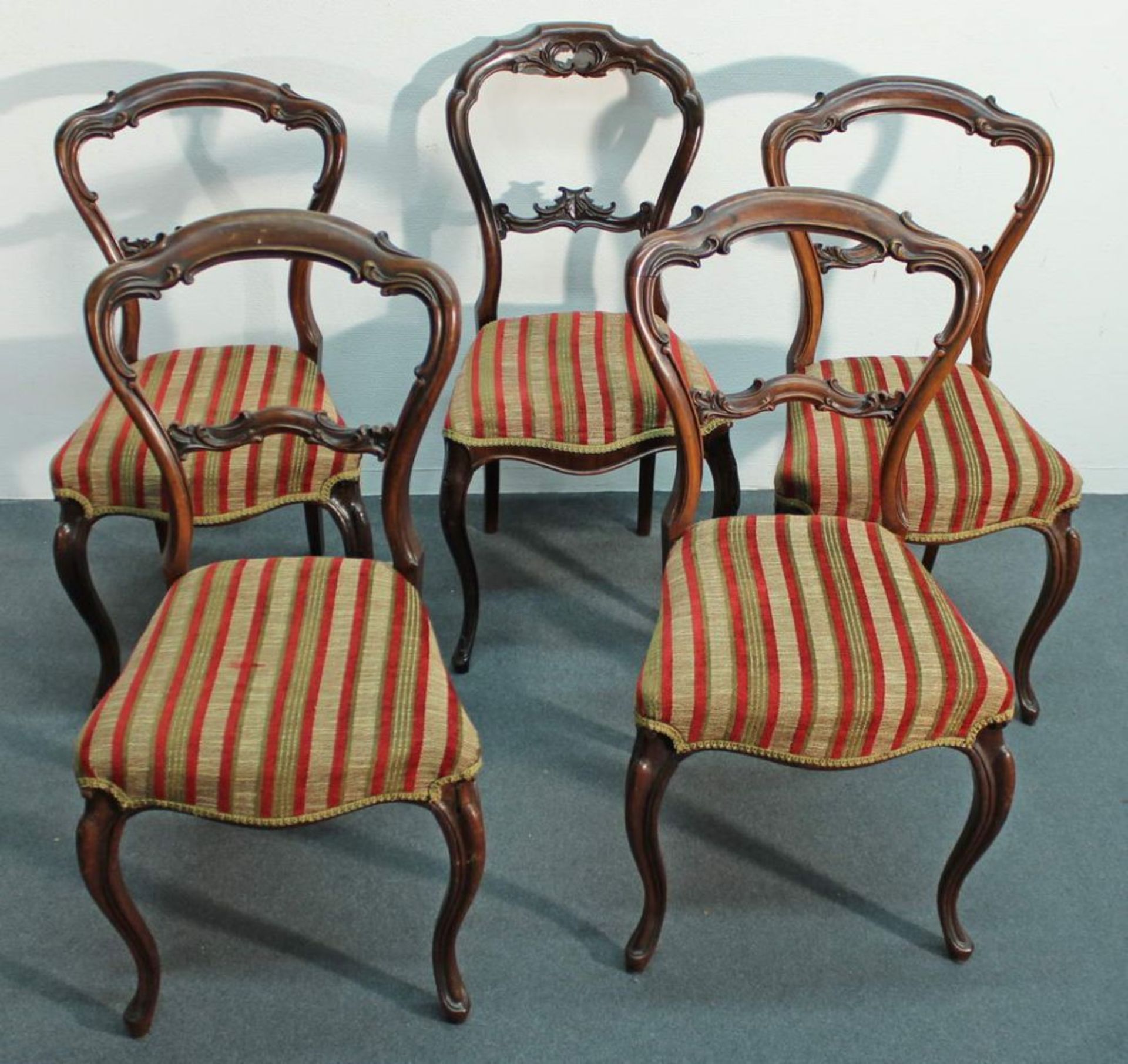 Reserve: 200 EUR        5 Stühle, England, um 1870, Mahagoni, Sitzpolster, ein Stuhl abweichend - Image 2 of 2