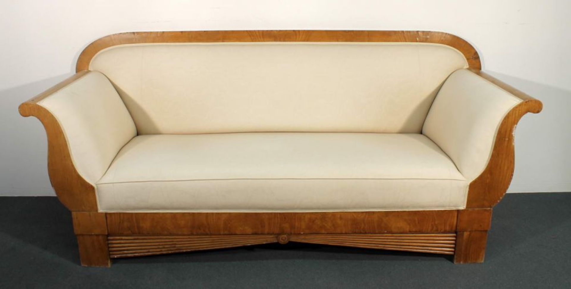 Reserve: 300 EUR        Sofa, Biedermeier, um 1830, Esche, ca. 210 cm breit, erneuerter Bezug - Image 2 of 2