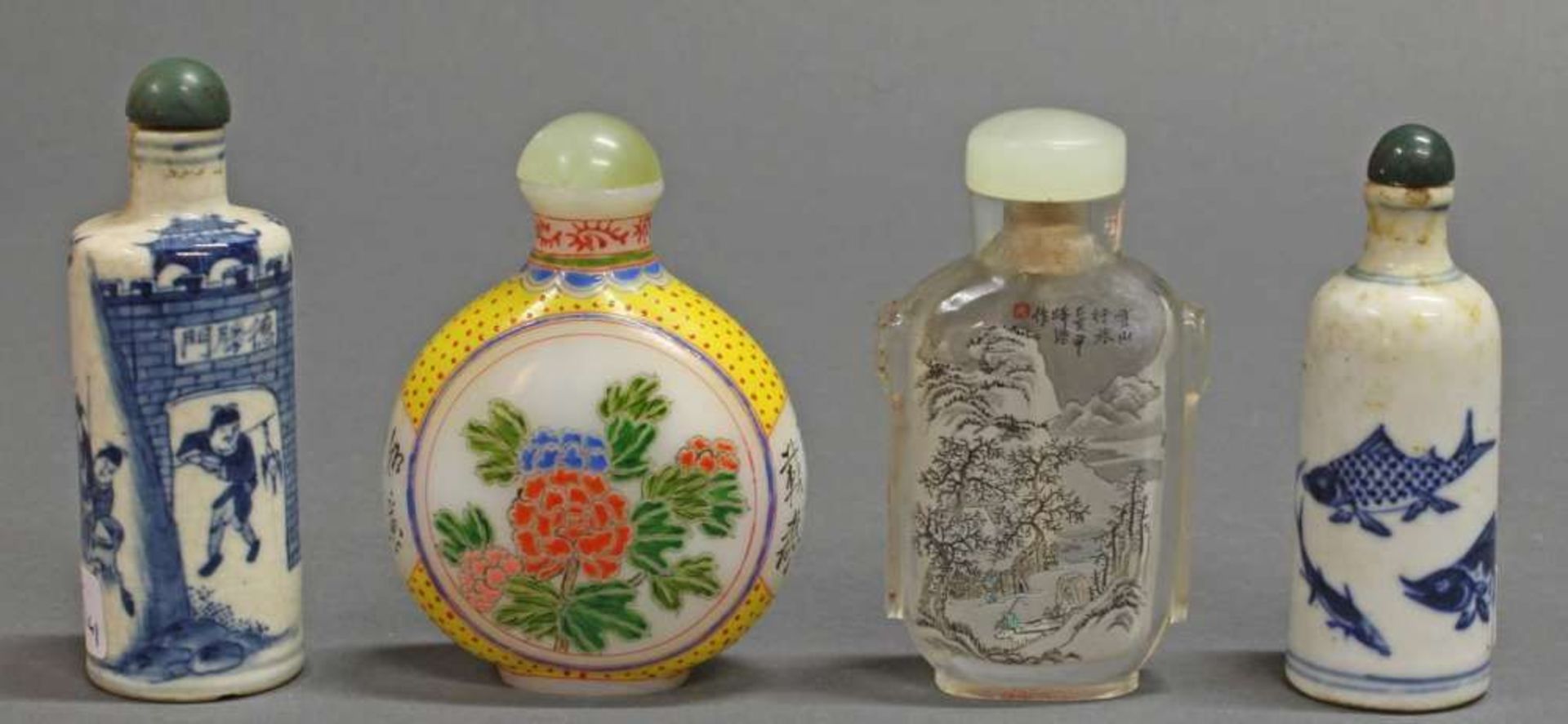 Reserve: 100 EUR        4 Snuffbottles, China, 19./20. Jh., Porzellan (1x geklebt) und Glas,