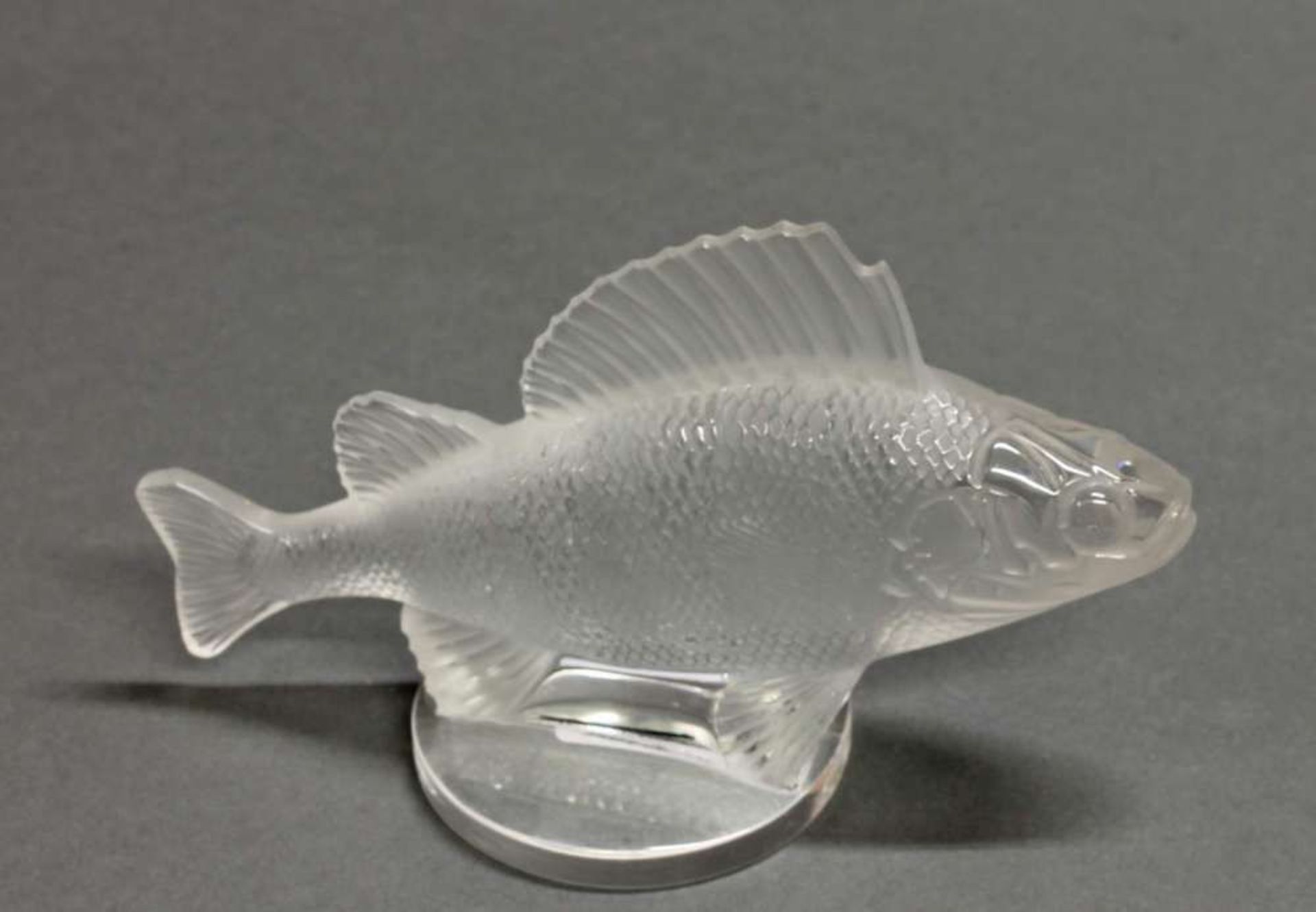 Reserve: 40 EUR        Glasskulptur, "Fisch", Lalique, farblos, teils mattiert, bezeichnet Lalique